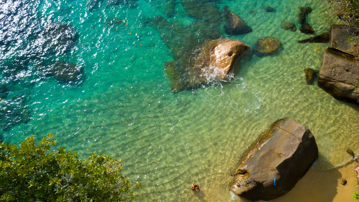 Cazare în Seychelles: apă limpede și stânci în golfulețul de lângă Beau Vallon, pe Mahé