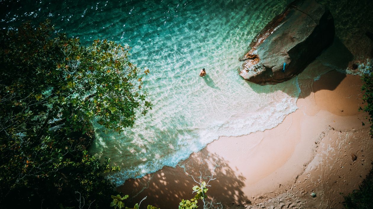 Cazare în Seychelles: plajă cu nisip și stâncă la Beau Vallon, văzută de sus