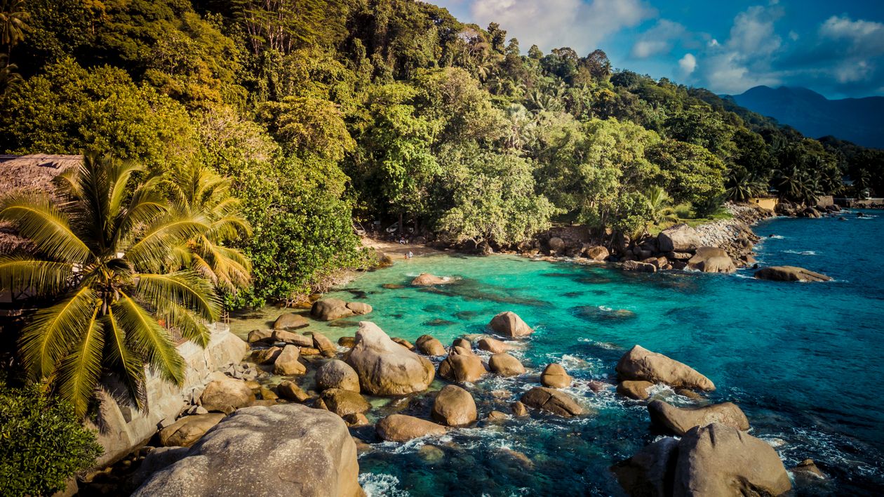 Cazare în Seychelles: golf cu bolovani și apă limpede lângă Beau Vallon, pe Mahé