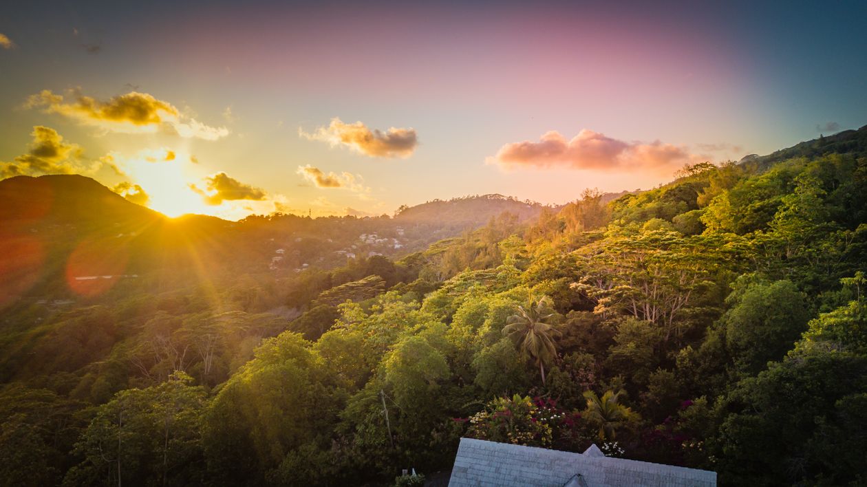 Cazare în Seychelles: dealurile împădurite de la Anse Royale, în sudul Mahé, la apus