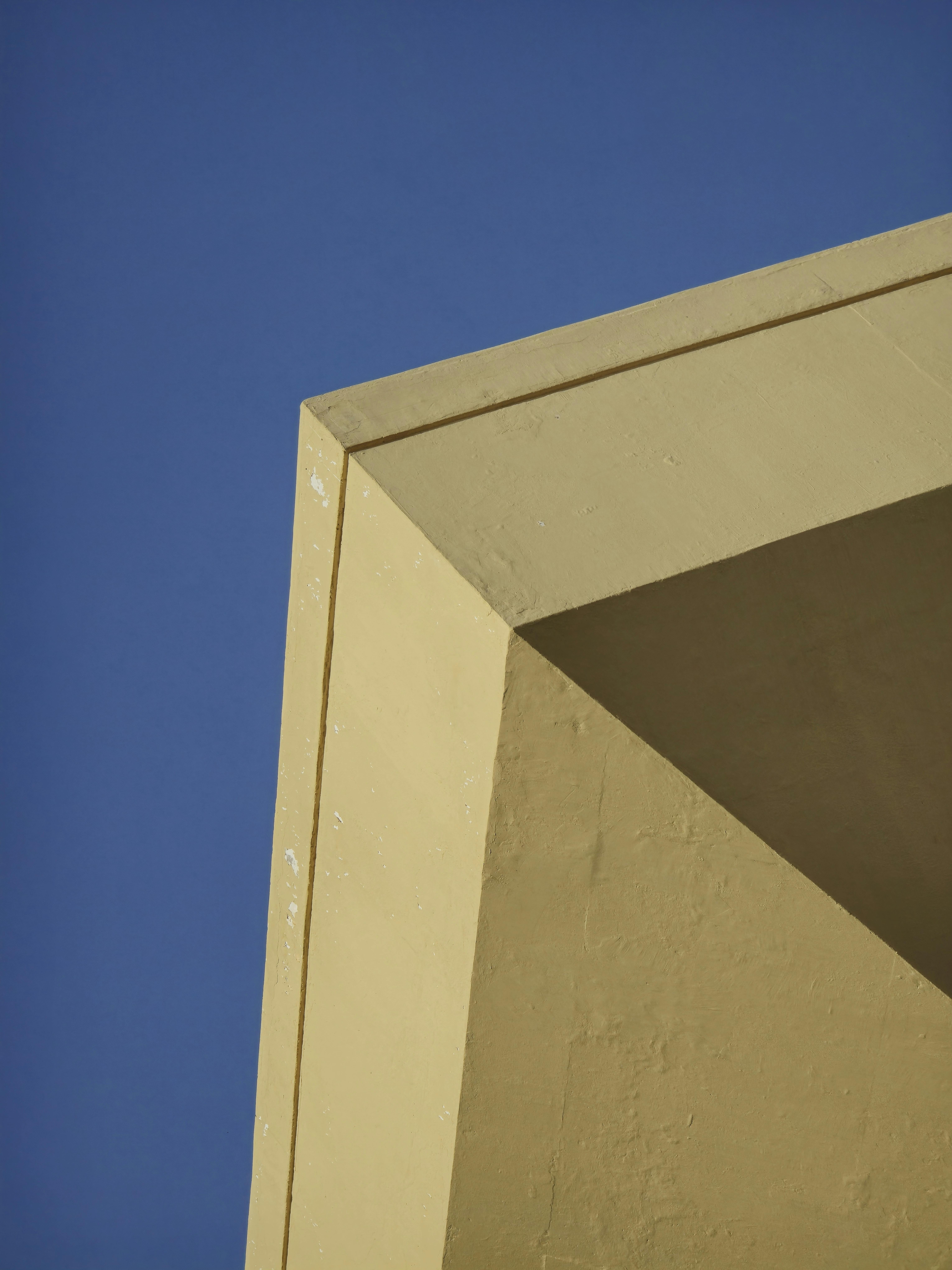 bezplatná Detail moderní geometrické architektury s kontrastní modrou oblohou v Dubaji, Spojené arabské emiráty. Základová fotografie