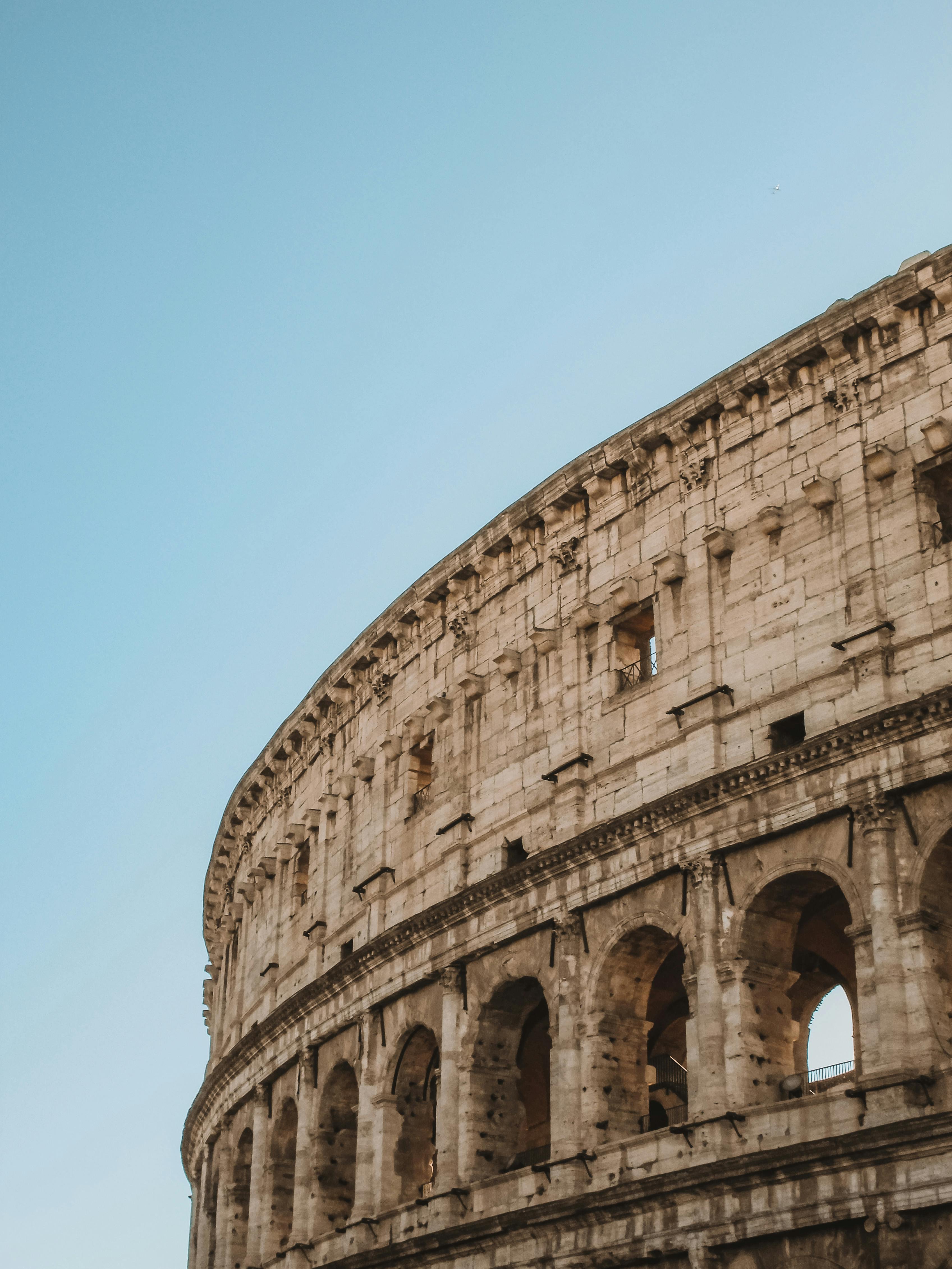 Gratuit O priveliște uimitoare asupra emblematicului Colosseum din Roma, cu un cer albastru senin. Fotografie de stoc