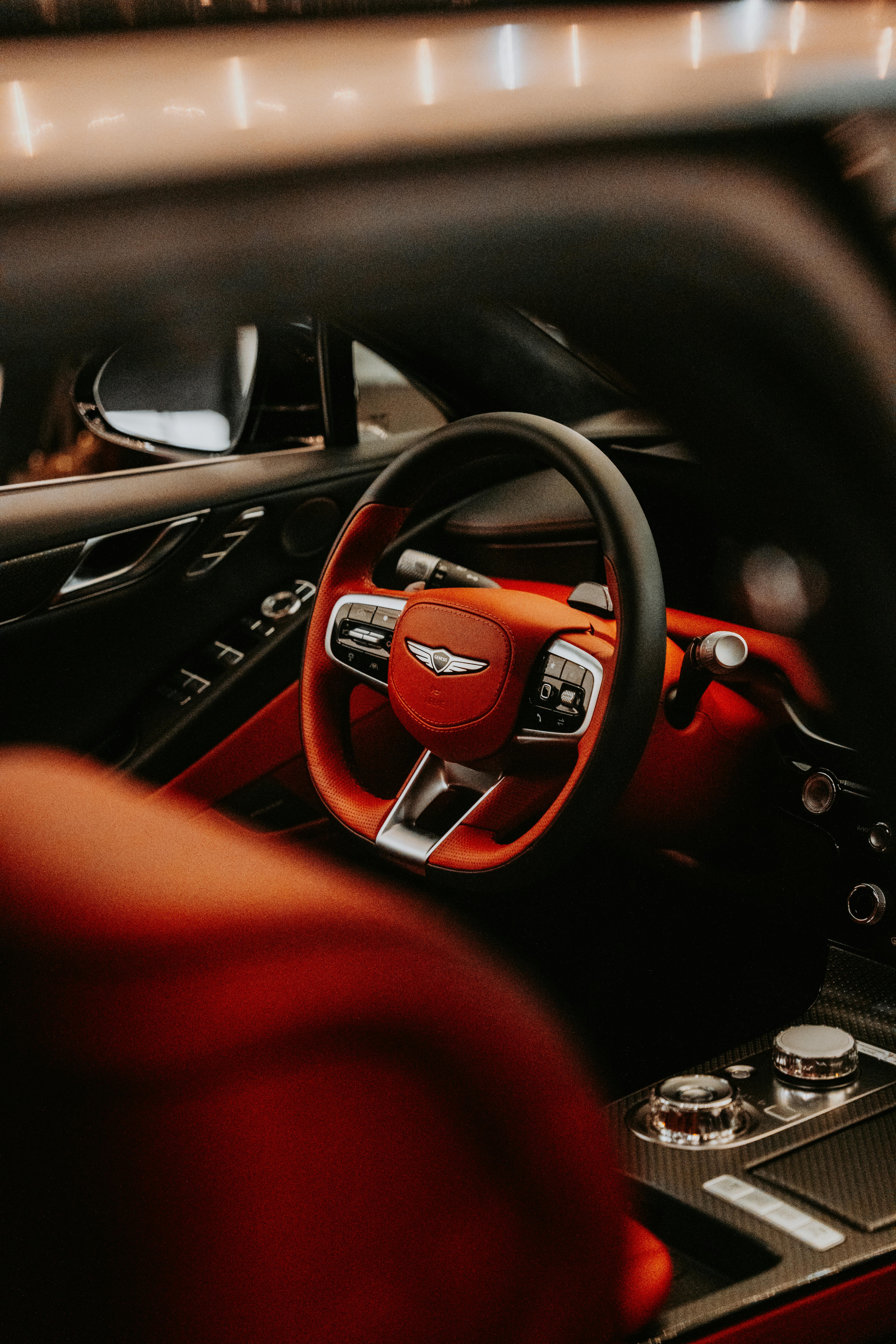 Intérieur de voiture de luxe avec volant en cuir rouge — essai Driver's Lab