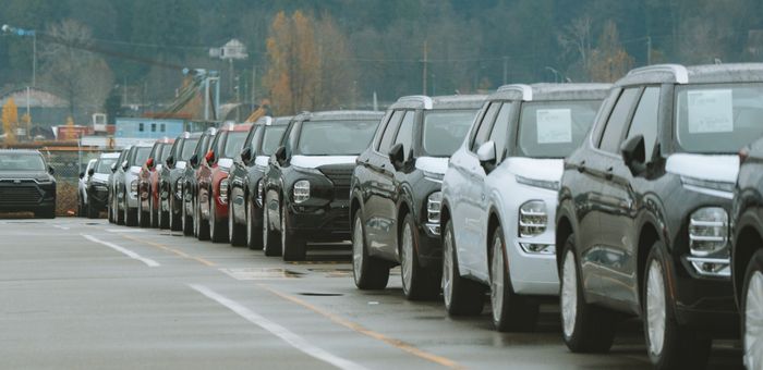Rangées de voitures de location prêtes pour la saison