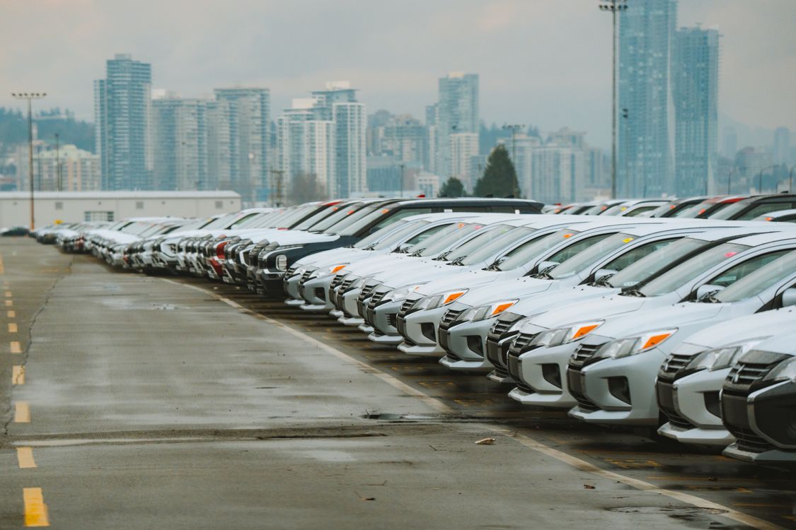 Coches aparcados en una zona urbana
