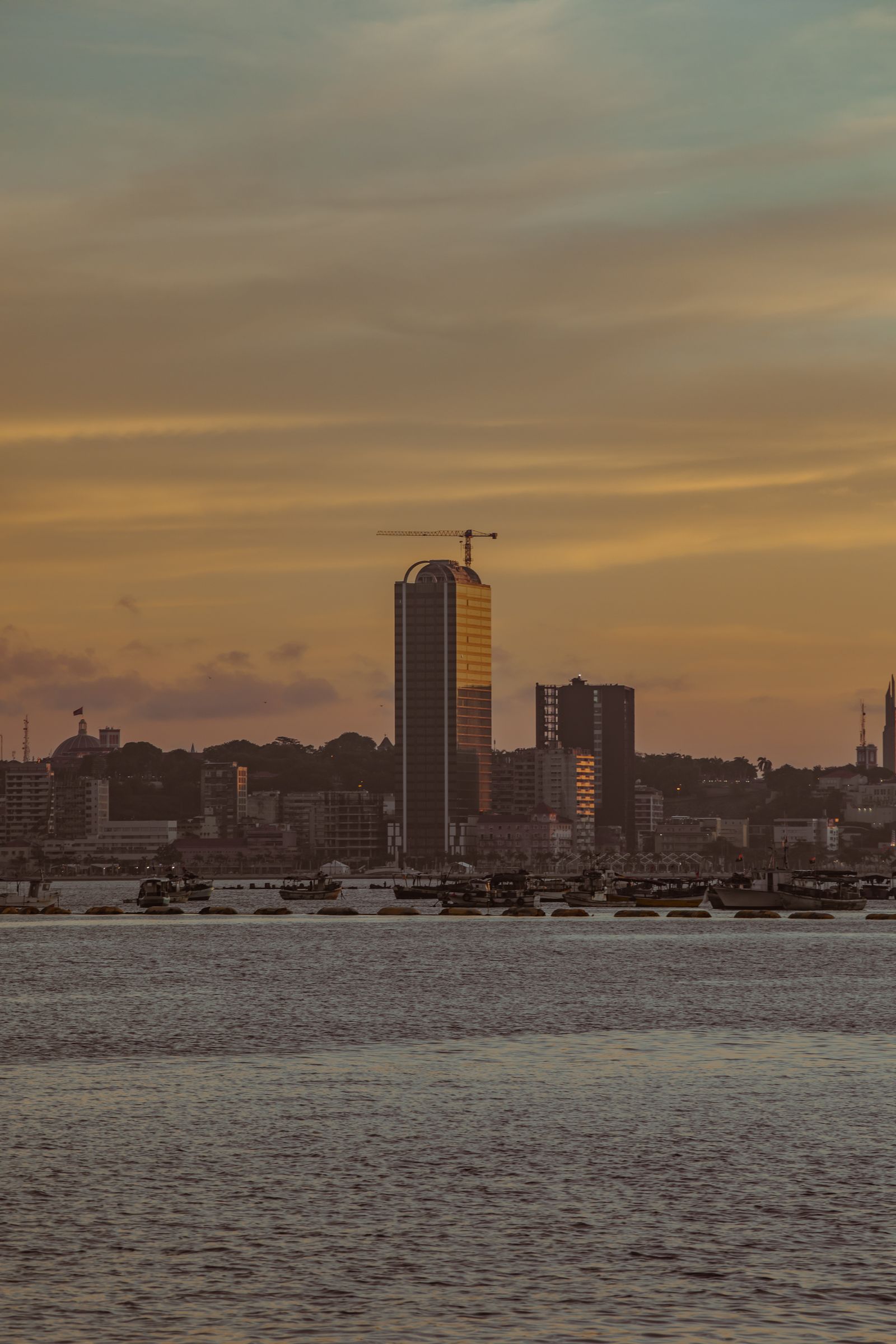 Skyline de Luanda al atardecer con el océano Atlántico