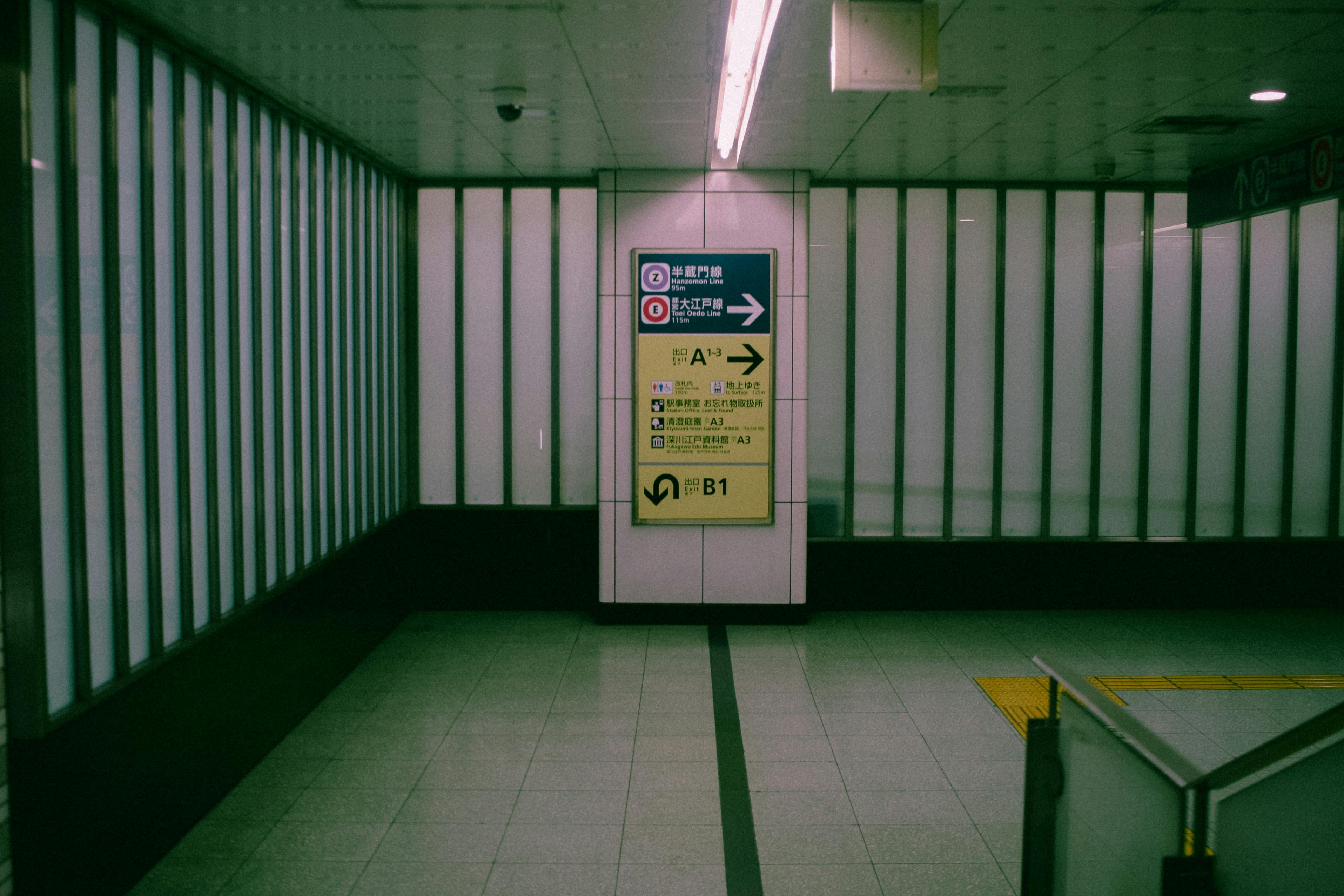 Gratuit Interiorul stației de metrou cu semnalizare cu iluminare cu neon și arhitectură modernă. Fotografie de stoc