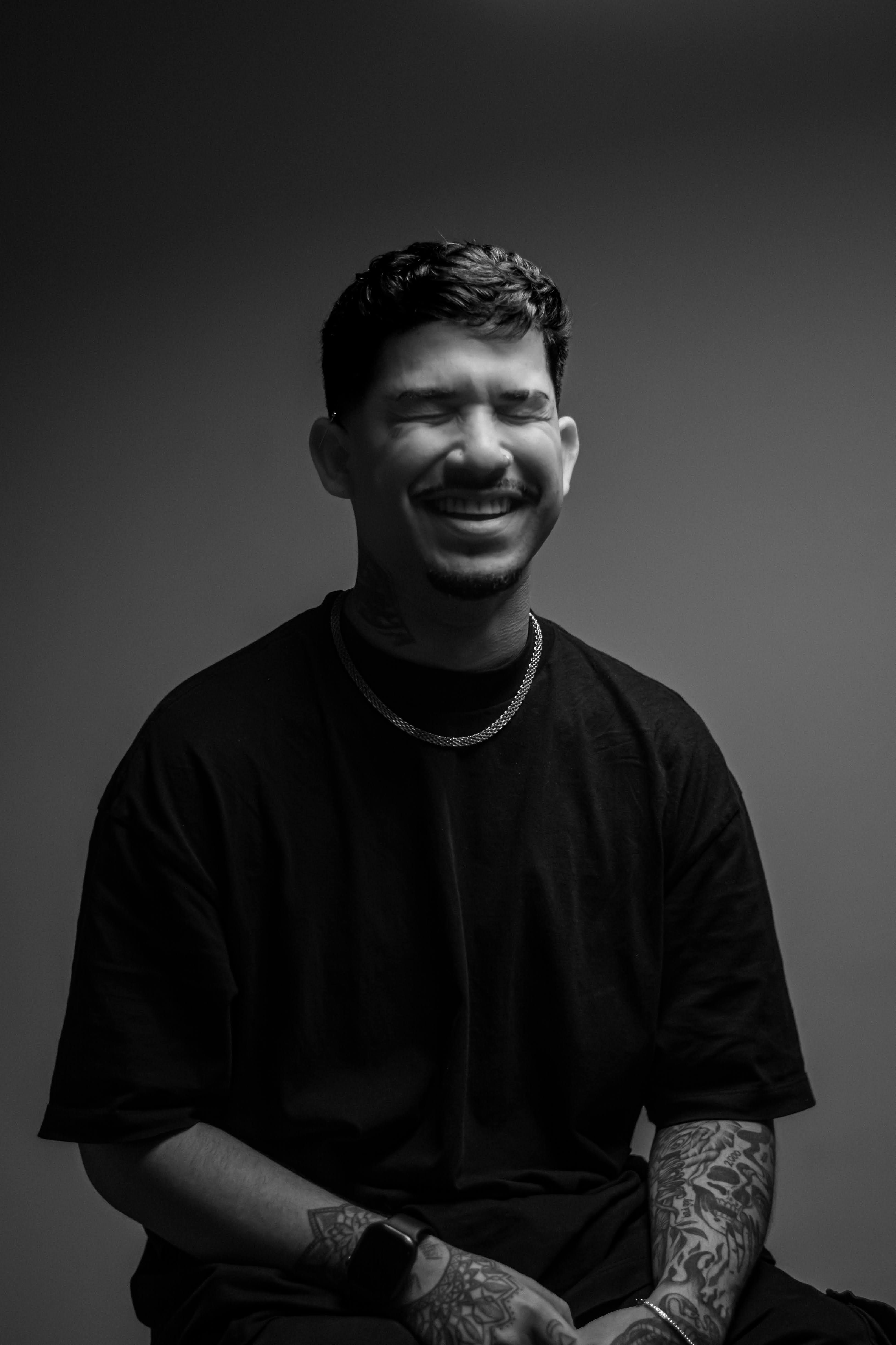 Retrato Expresivo En Blanco Y Negro De Un Hombre Sonriente · Foto de ...
