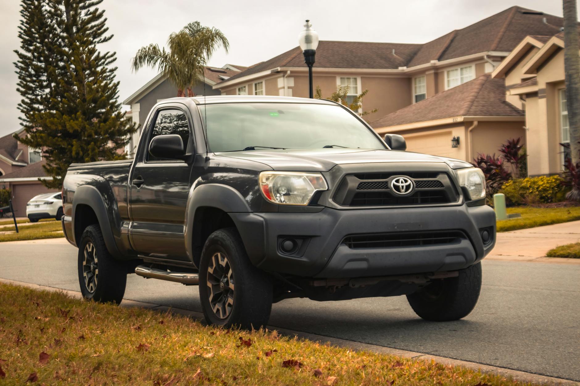 https://www.pexels.com/photo/toyota-tacoma-parked-in-a-residential-street-29571941/