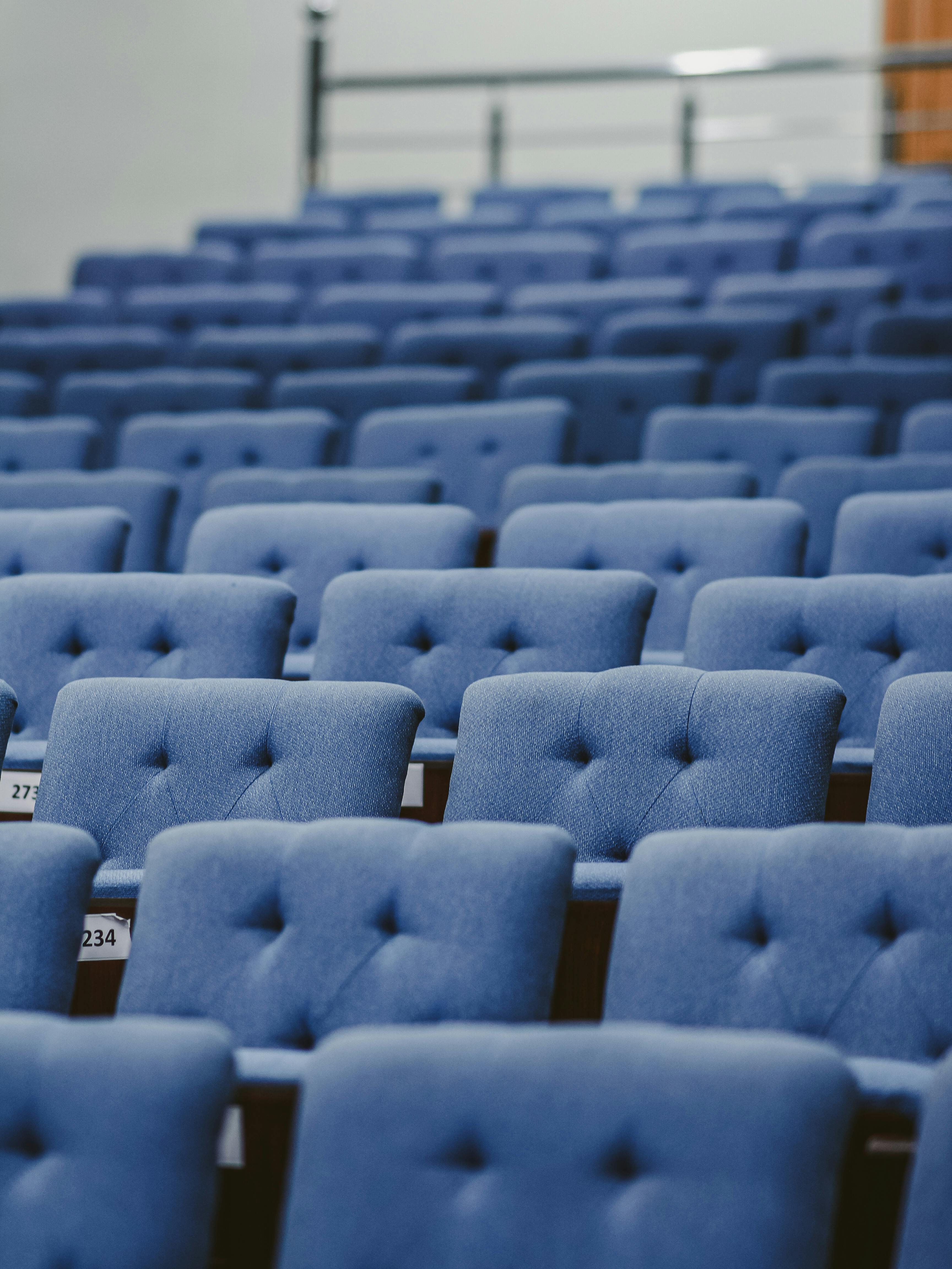 Ilmainen Auditorio, jossa on muhkeat siniset istuimet, jotka sopivat täydellisesti konferensseihin tai tapahtumiin. Kuvapankkikuva