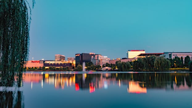 黄昏的天空下，平静的湖面倒映着充满活力的城市景观