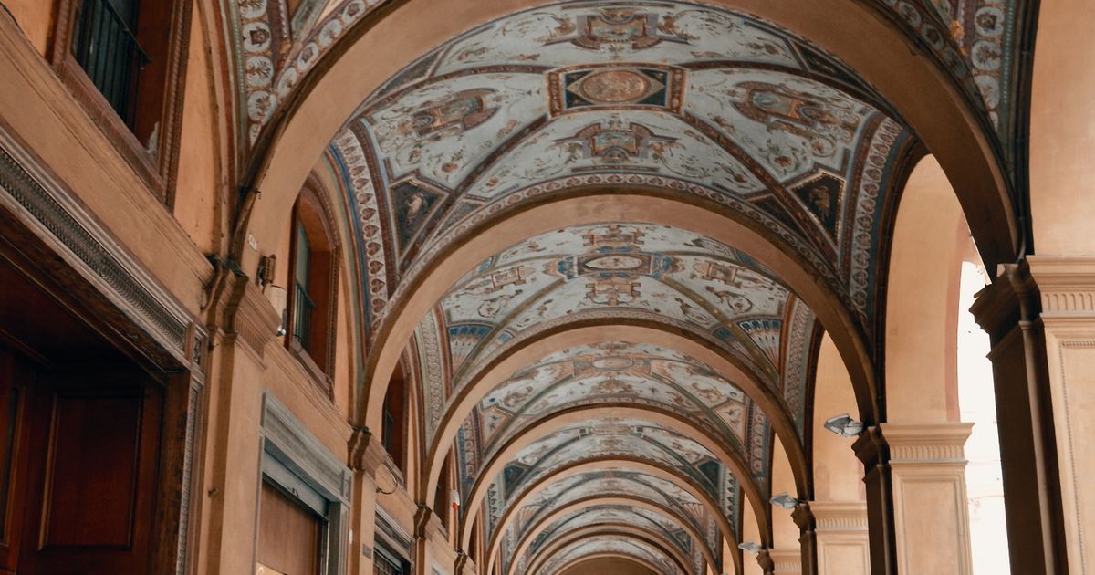 Porticuri din Bologna cu arcade boltite și coloane de piatră
