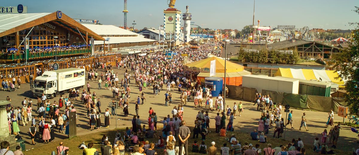 Gente con trajes tradicionales en el Oktoberfest de Múnich