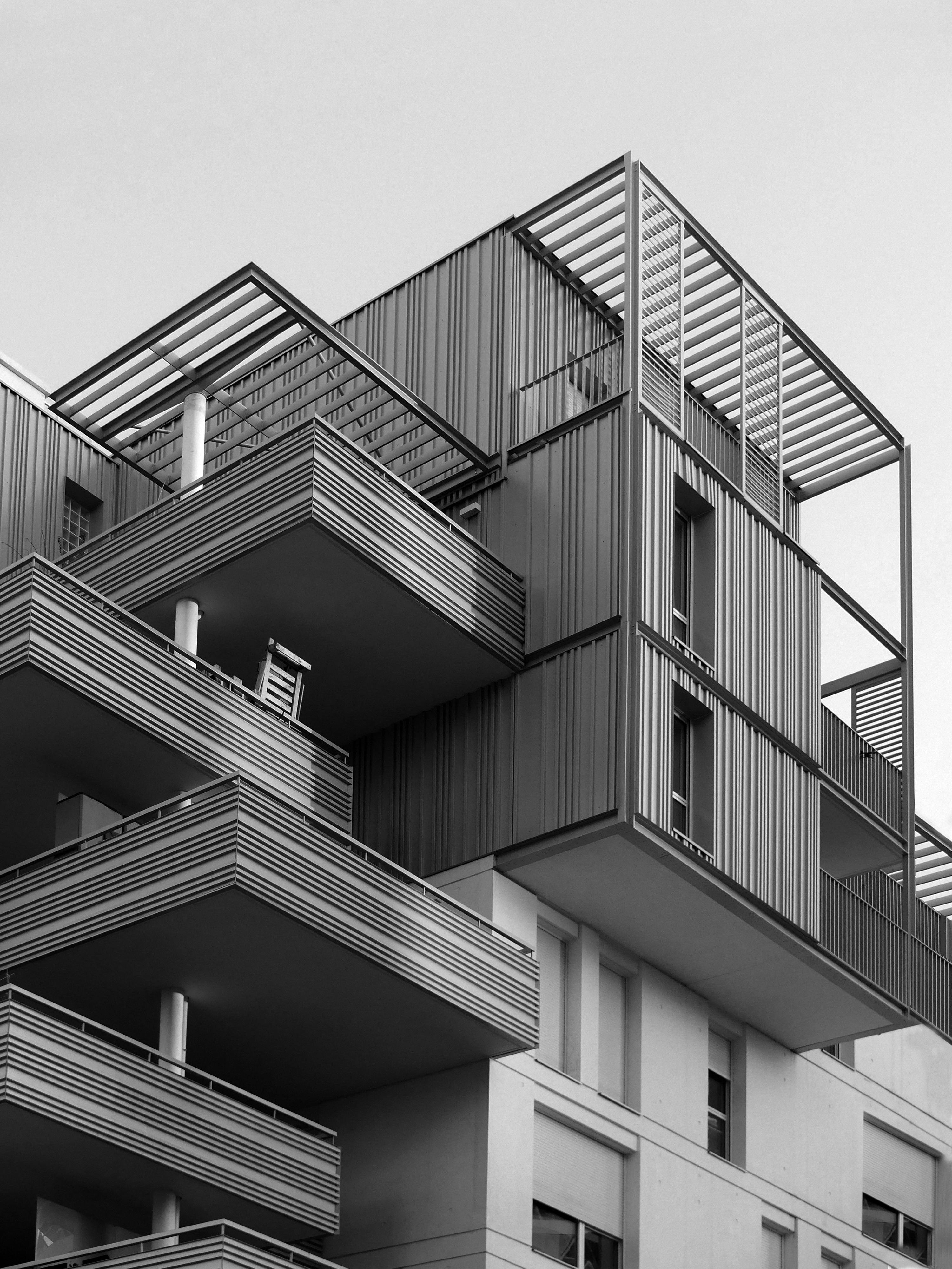 Black and white photo of a contemporary building in Montpellier, France.