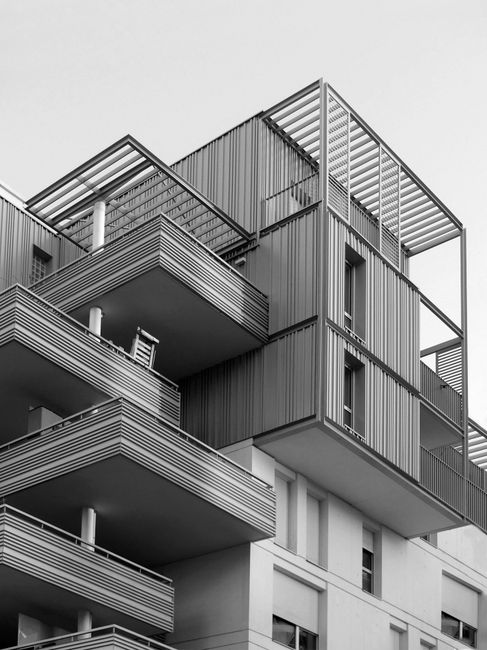 Black and white photo of a contemporary building in Montpellier, France.