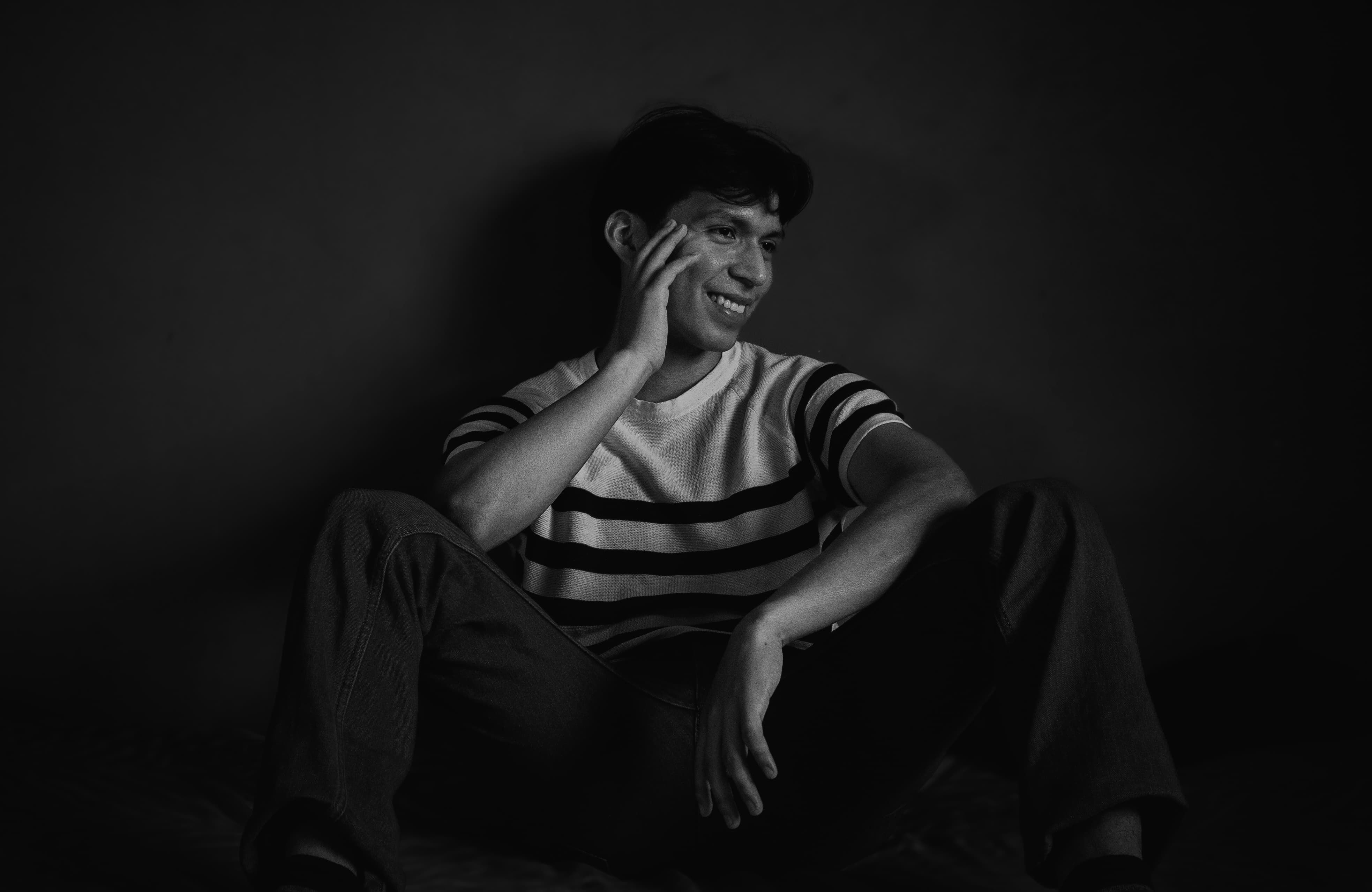 Retrato En Blanco Y Negro De Un Hombre Sonriente · Foto de stock gratuita