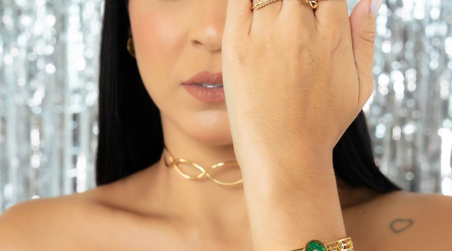 Femme élégante portant plusieurs bijoux et bagues en stacking