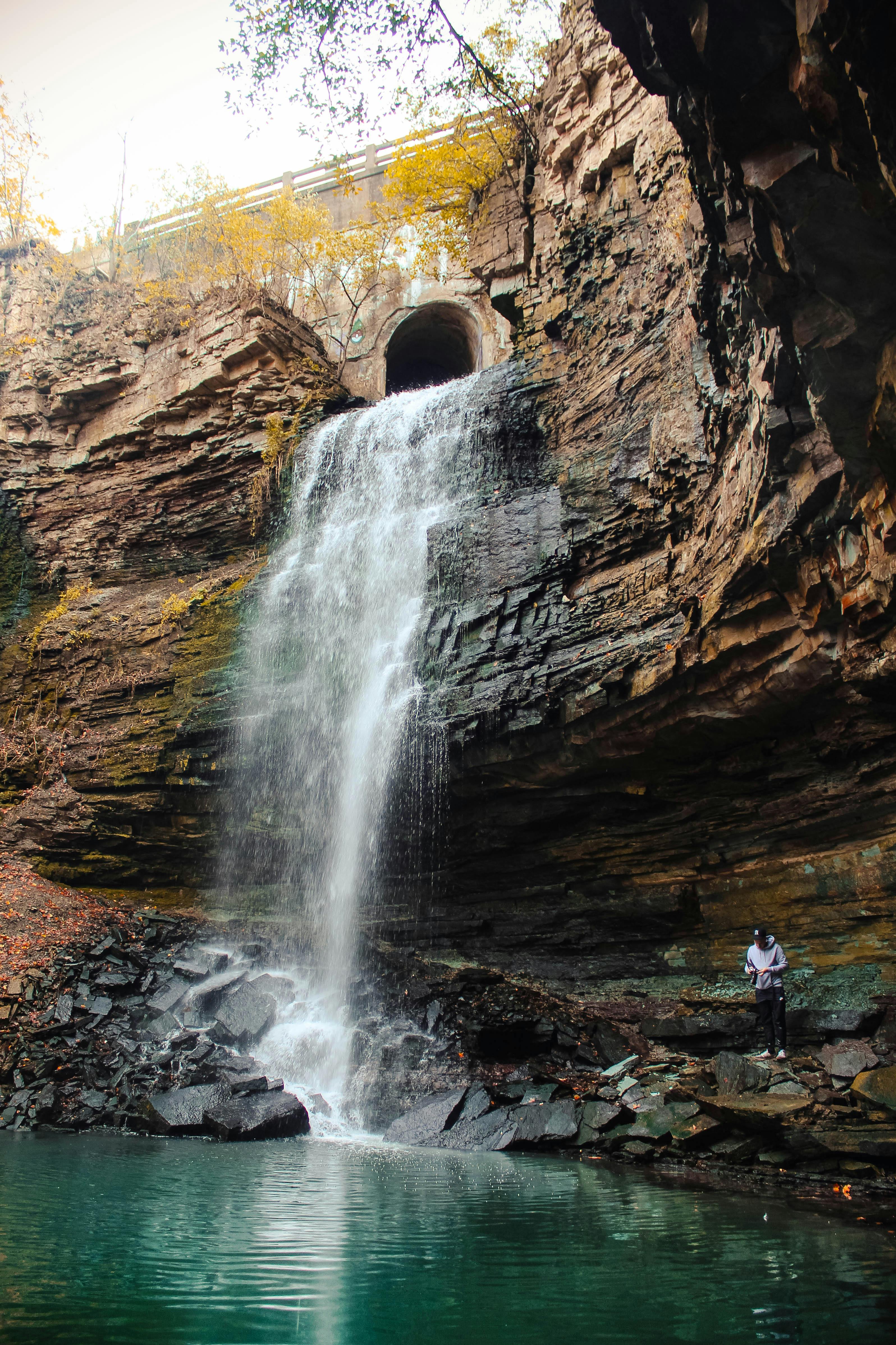在加拿大安大略省的汉密尔顿，风景优美的瀑布倾泻入碧绿色的水池
