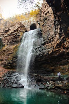 在加拿大安大略省的汉密尔顿，风景优美的瀑布倾泻入碧绿色的水池