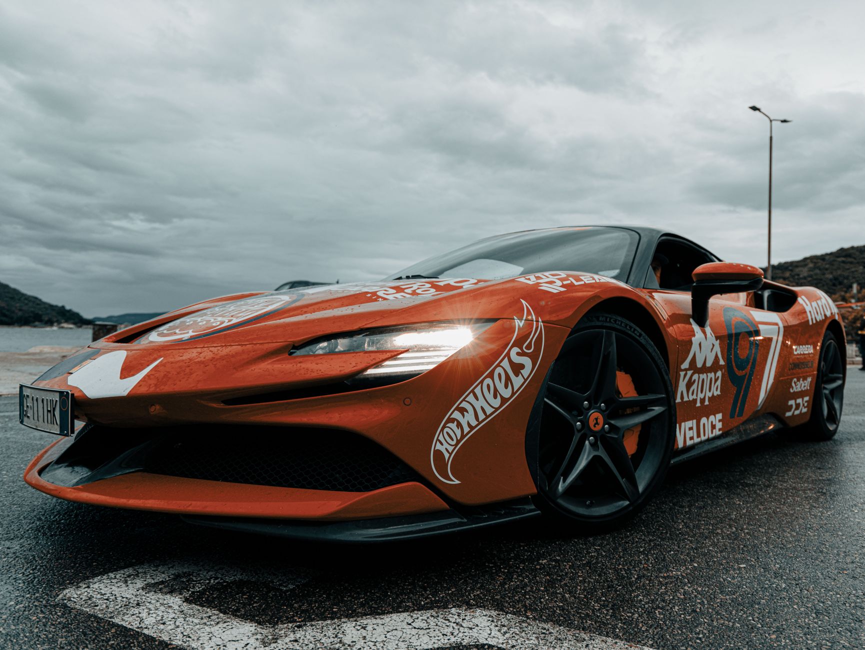 Beyaz renkli Ferrari Luce elektrikli otomobilin tanıtım görseli