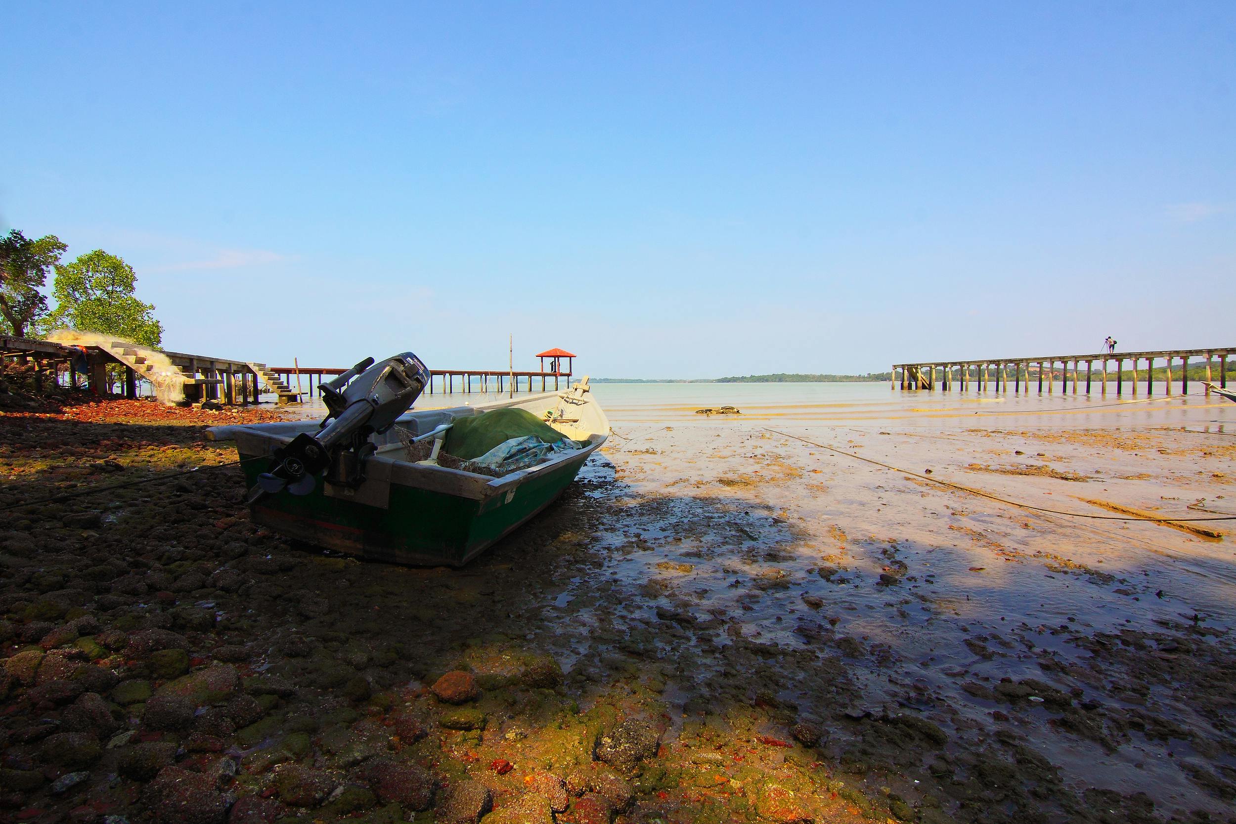Boat With Outboard Motor on Seashore during Low Tide \u00b7 Free Stock Photo