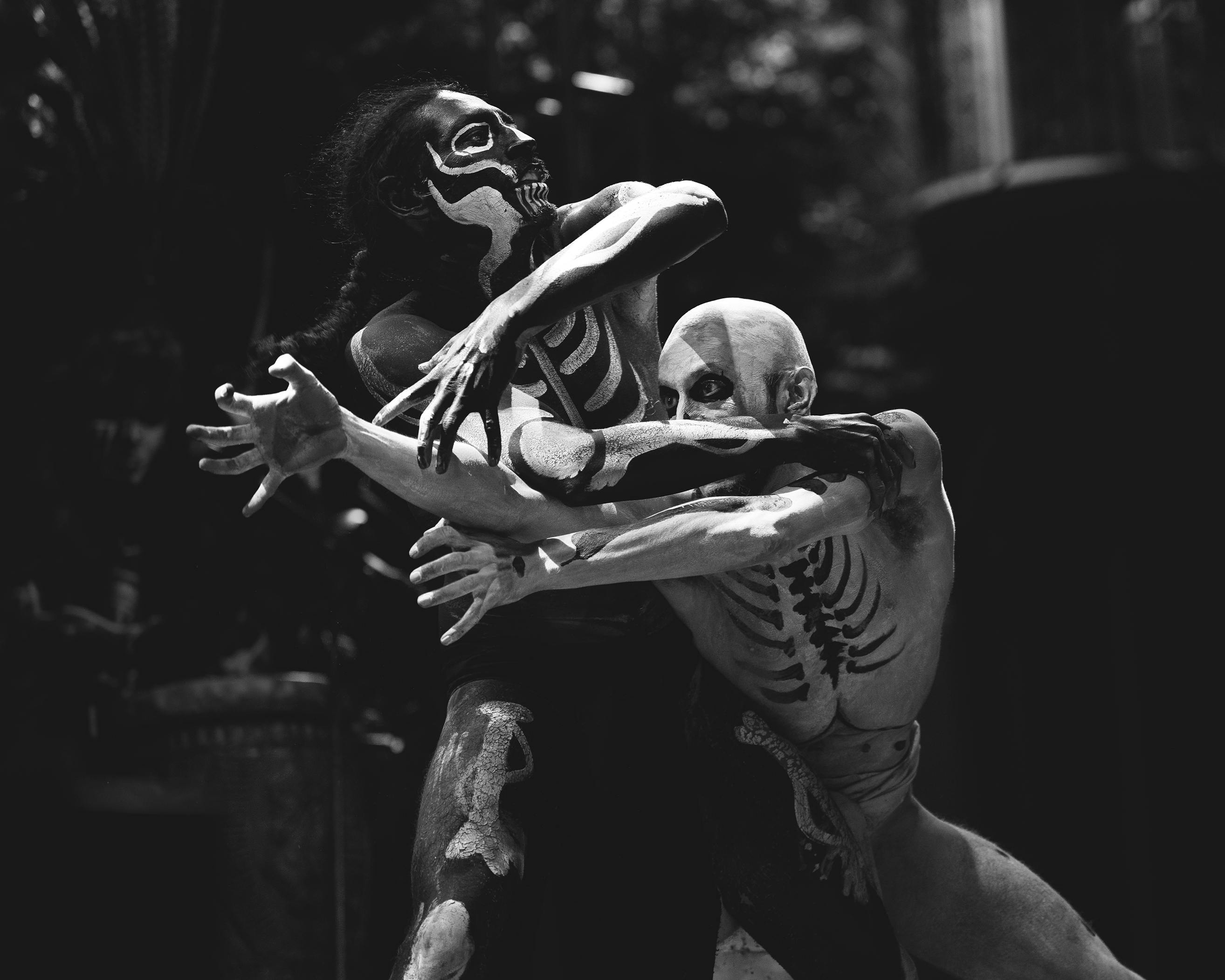 Gratis Danza cultural dinámica con pintura corporal y disfraces en Puebla, México, capturando rituales antiguos y misticismo. Foto de stock