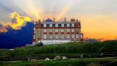 康沃尔郡纽基的一家酒店在日落时分外观令人惊叹