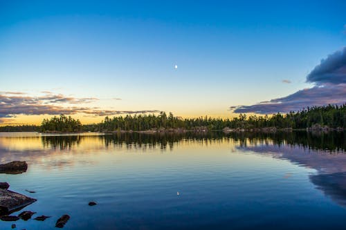 бесплатная Живописное фото озера на рассвете Стоковое фото