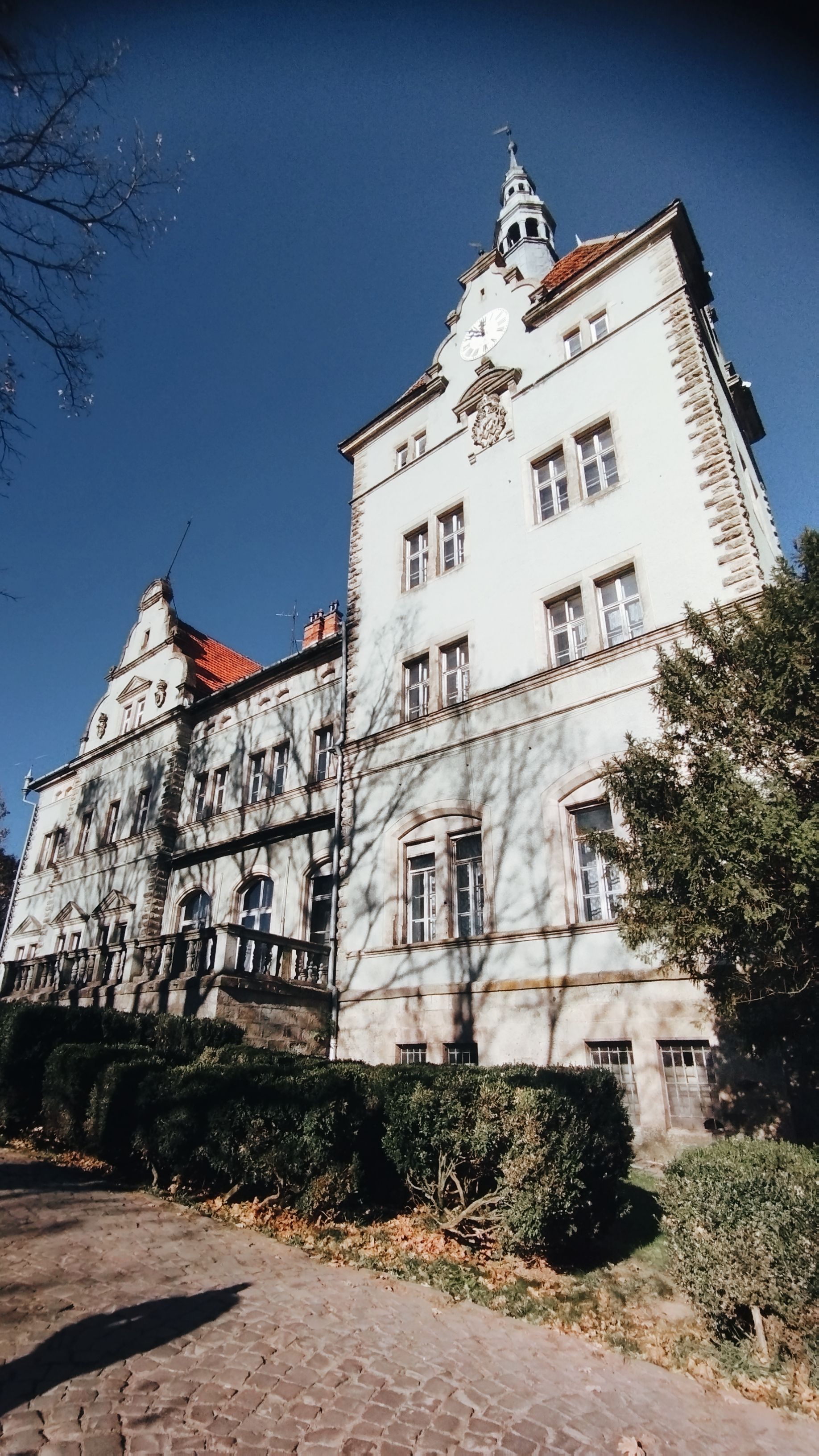 A picturesque view of the historic Shenborn Castle in Zakarpattia, Ukraine.
