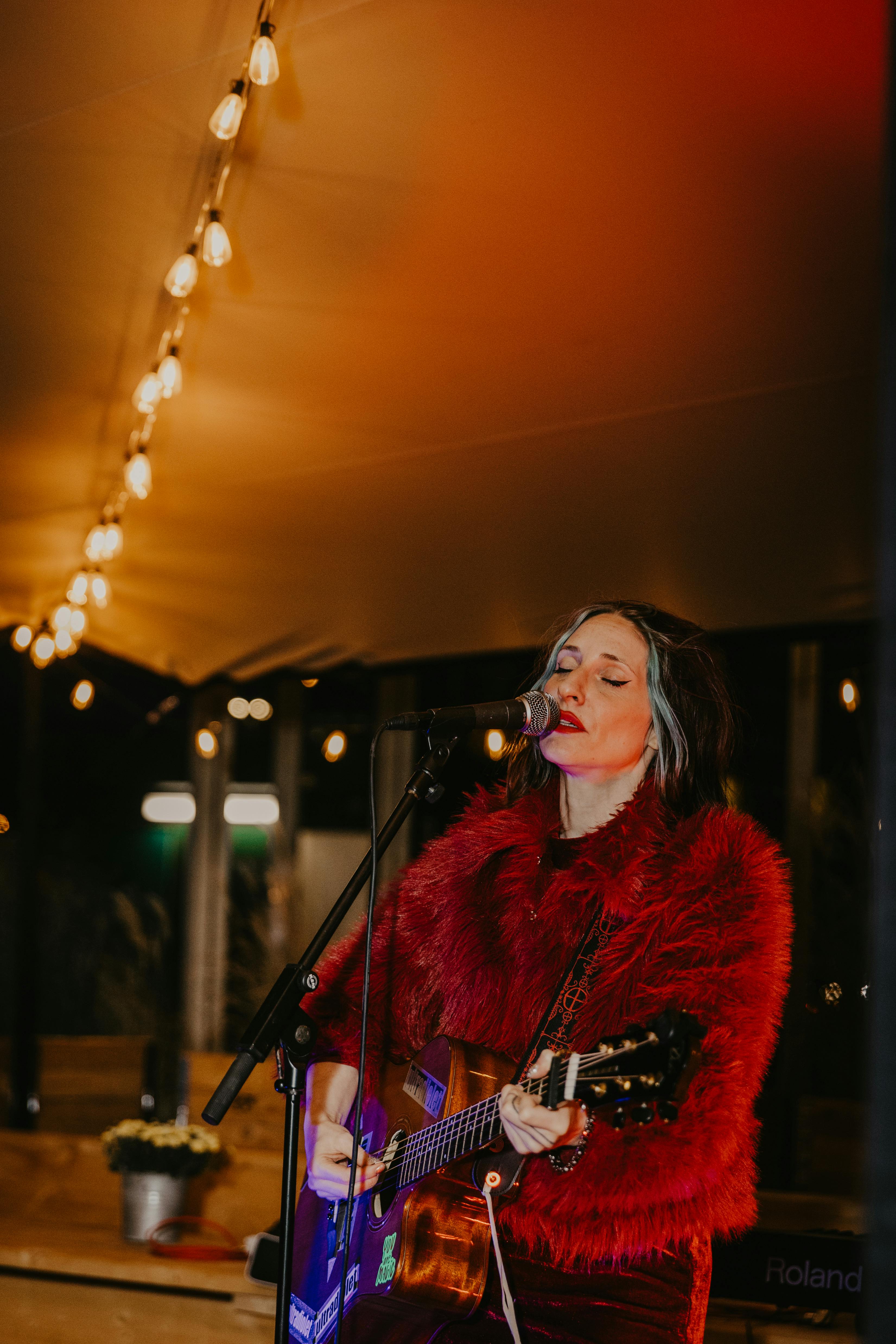 live music concert with female guitarist in berlin