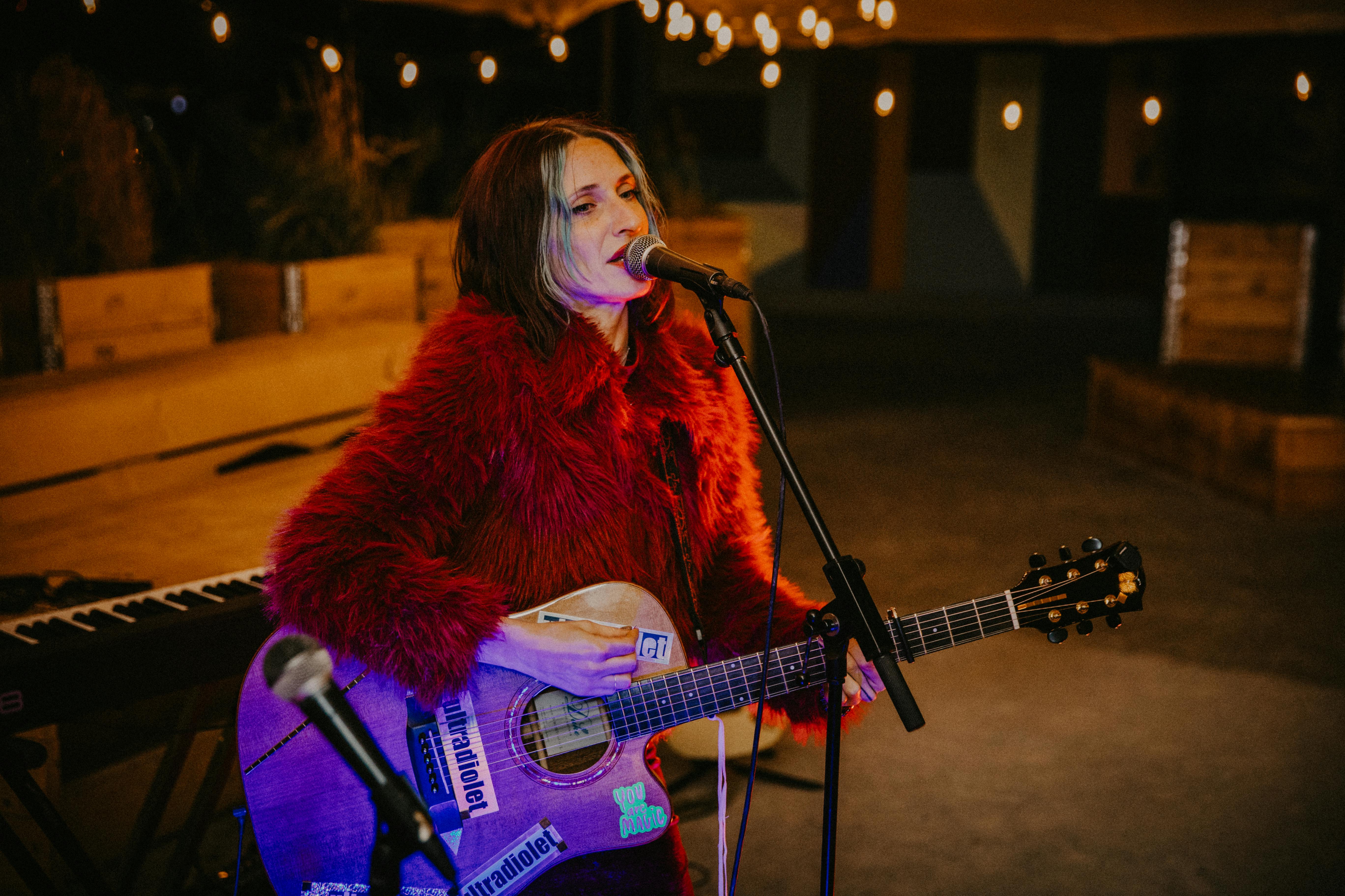 live outdoor concert with female guitarist in berlin