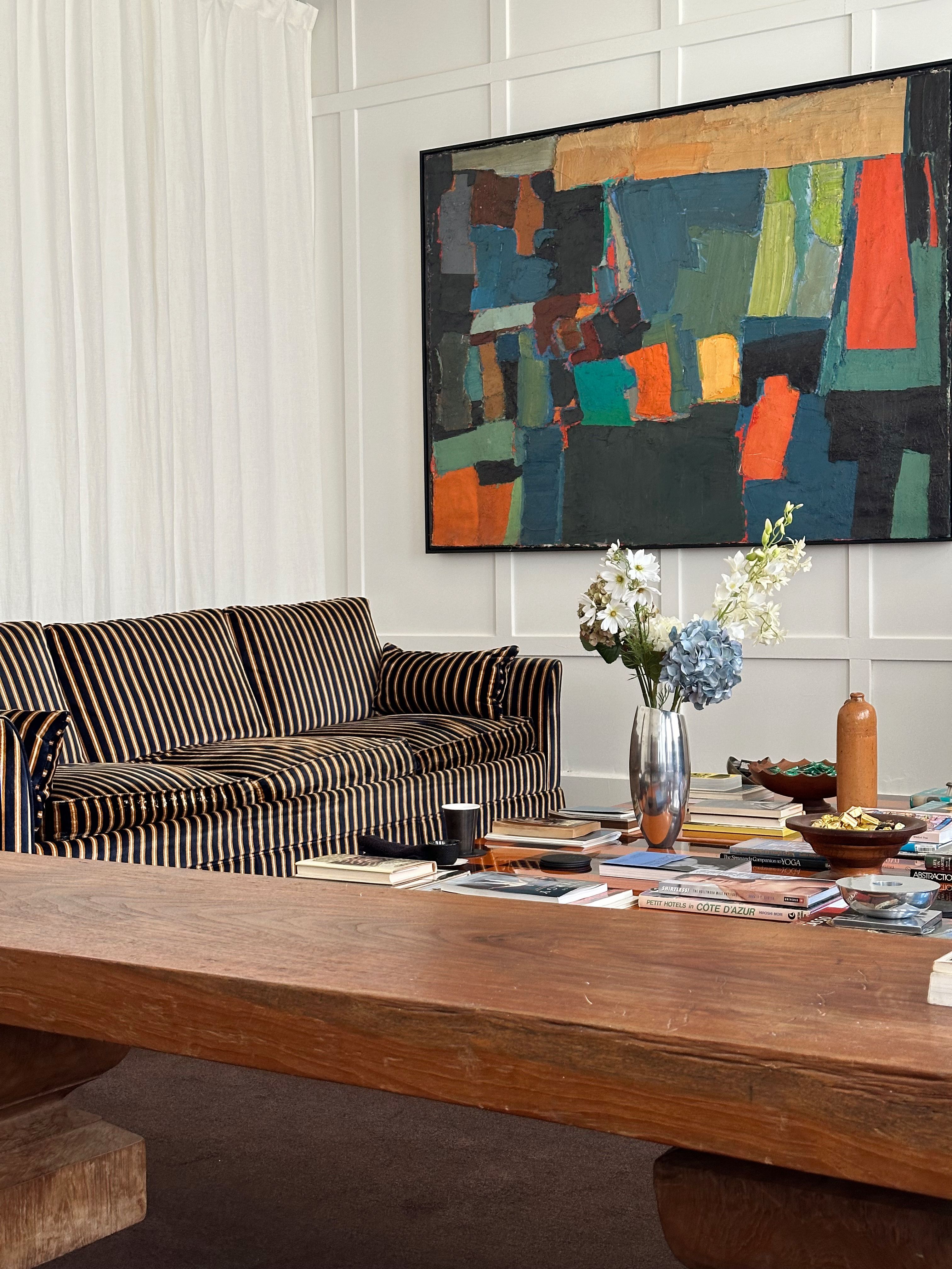 Modern Living Room with Abstract Art and Wood Decor · Free Stock Photo