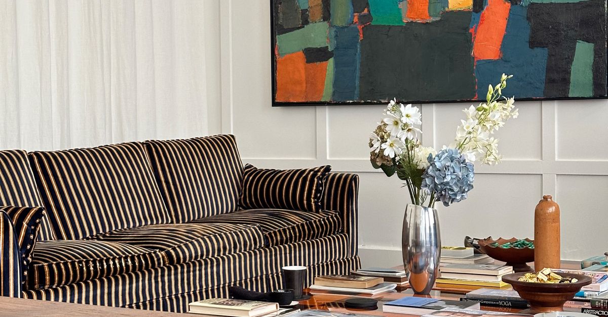 Modern Living Room with Abstract Art and Wood Decor · Free Stock Photo
