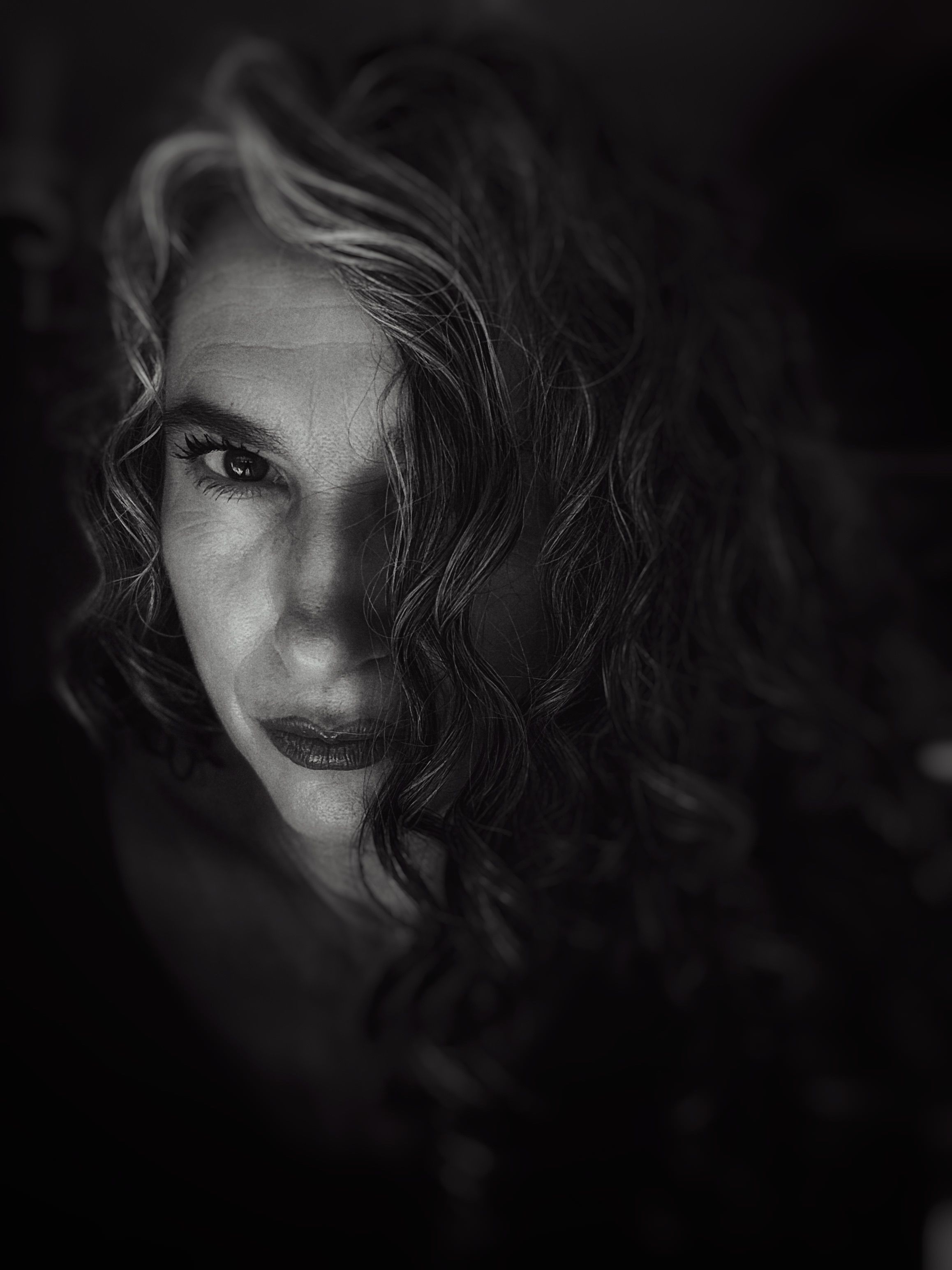 Dramático Retrato En Blanco Y Negro De Una Mujer · Foto de stock gratuita