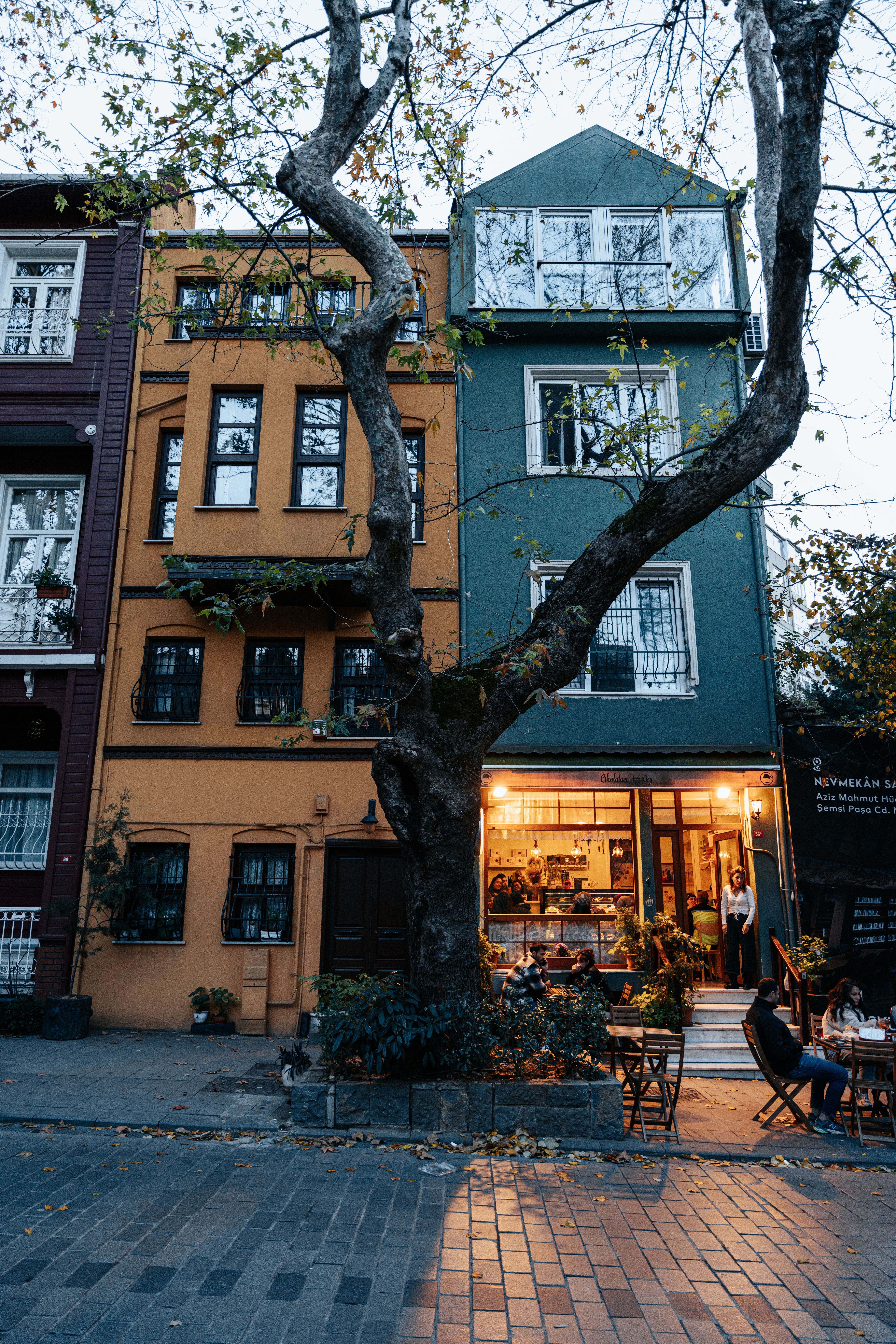 Charming European Cafe at Dusk with Autumn Colors · Free Stock Photo