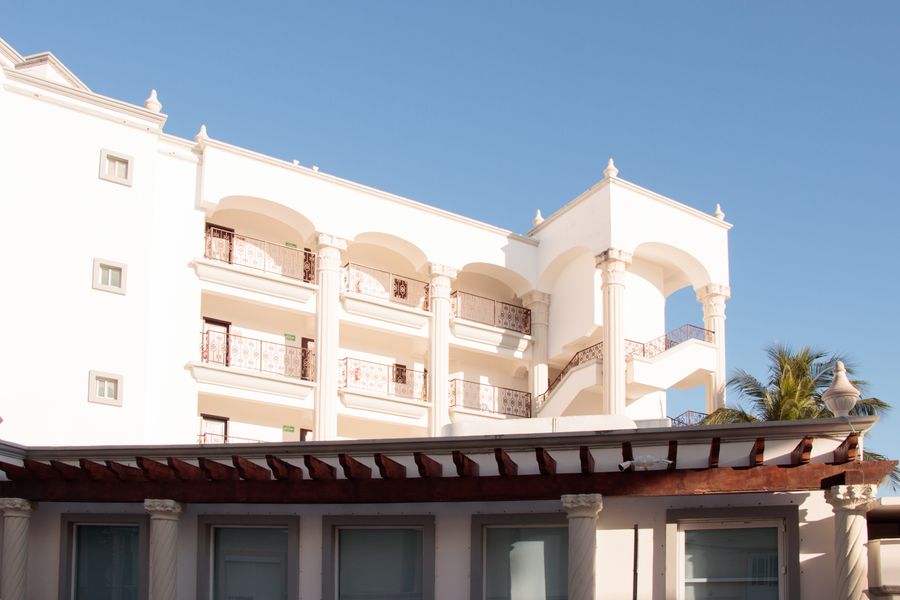 Architecture élégante d'un hôtel méditerranéen