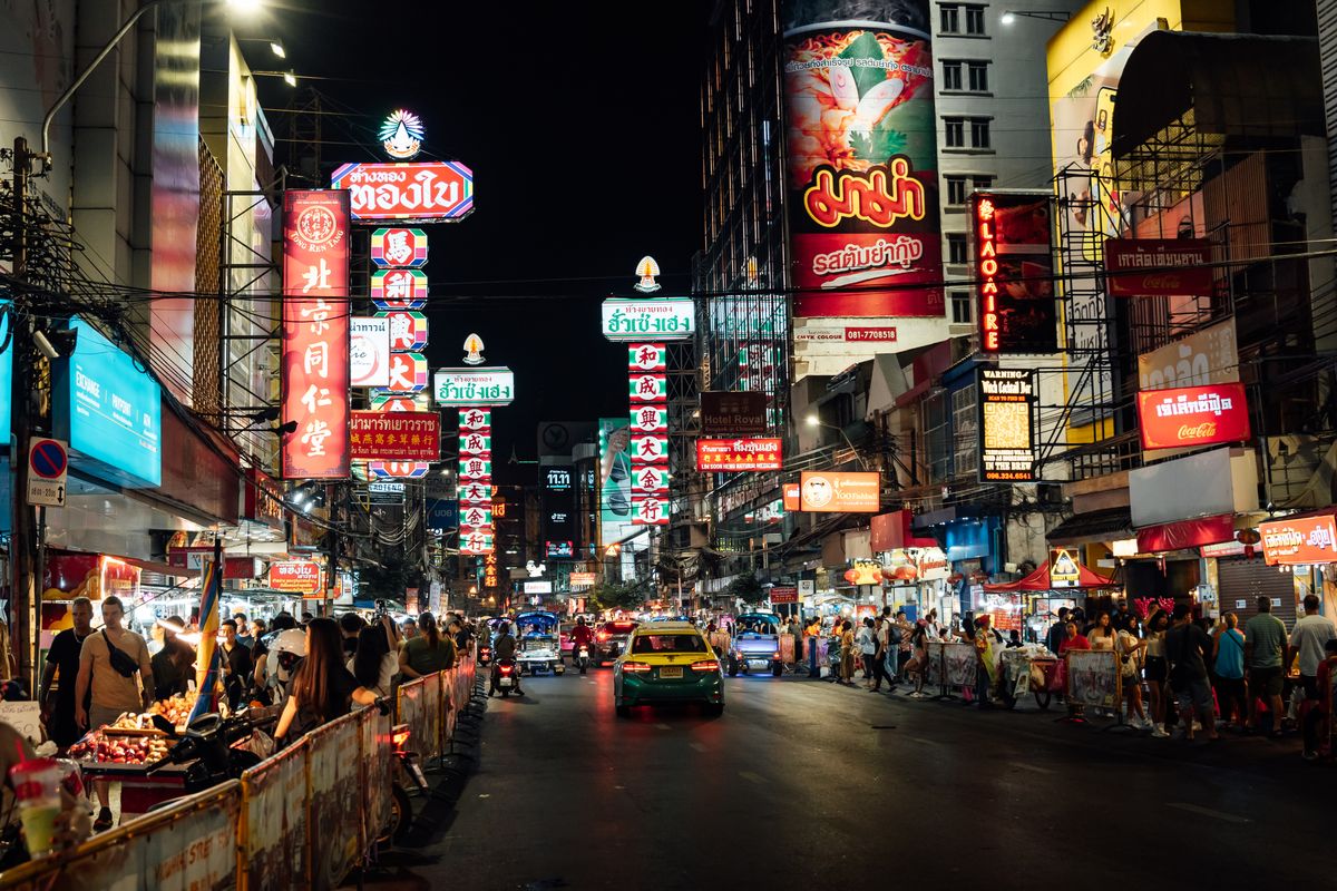 Bangkok - viață de noapte pe Yaowarat Road, în Chinatown