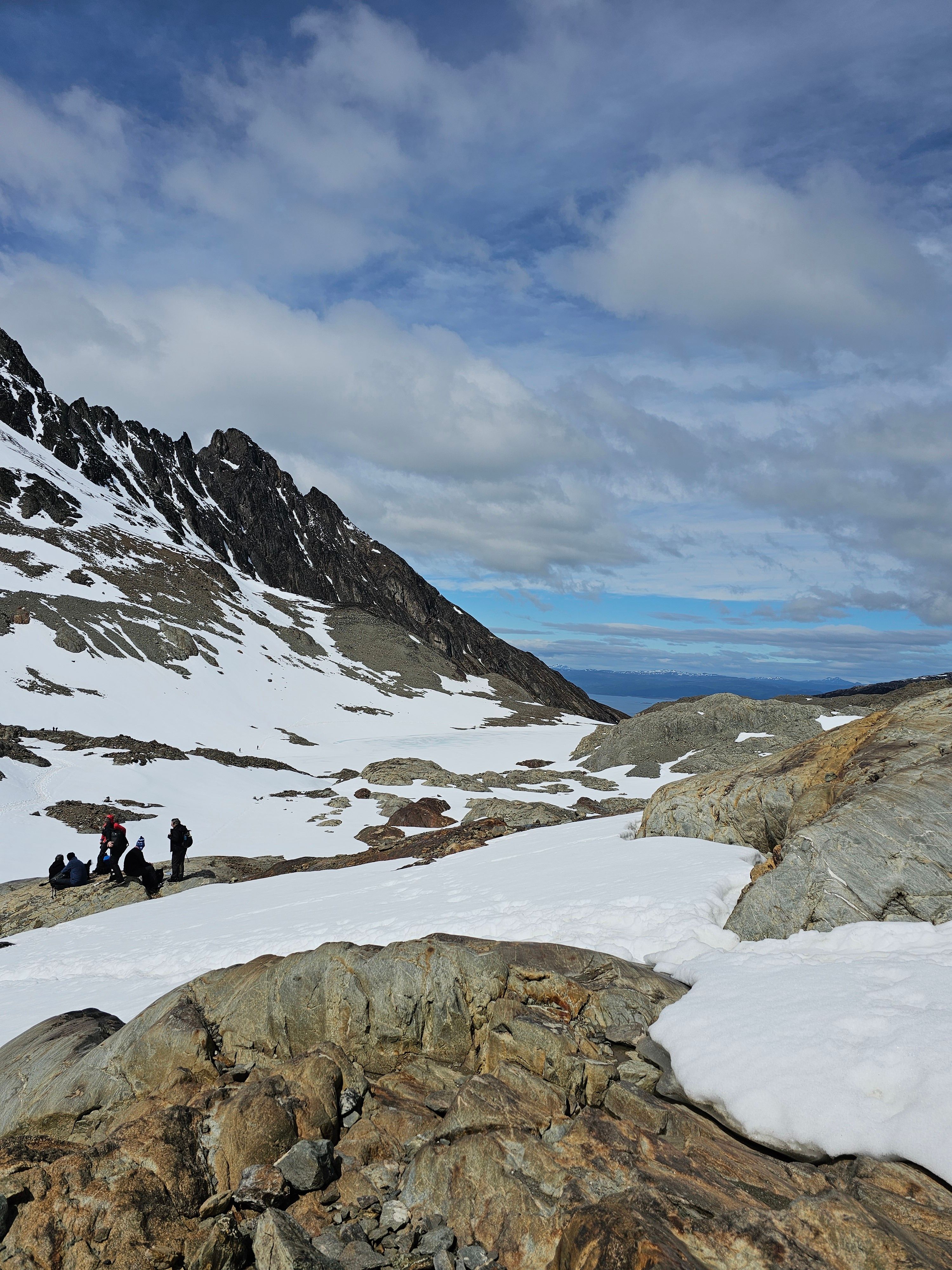Snowy Mountain Expedition in Rugged Terrain · Free Stock Photo