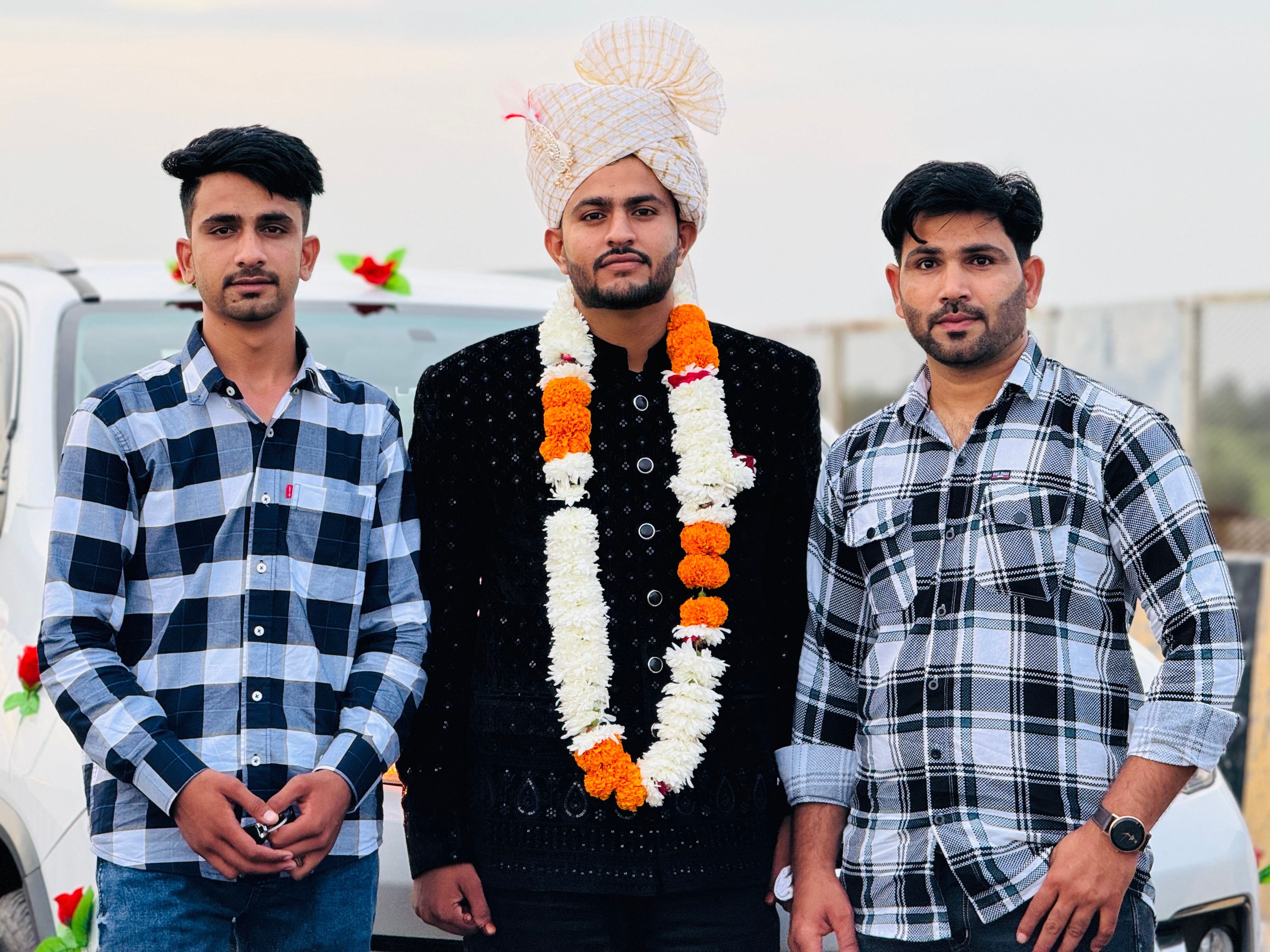 जसप्रीत बुमराह और रविंद्र जडेजा भारतीय मैदान पर गेंदबाजी रणनीति चर्चा करते हुए, पृष्ठभूमि में अभ्यास विकेट