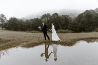 在薄雾笼罩的湖边，一对夫妇的浪漫户外婚礼场景展现了爱与团结