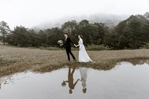 在薄雾笼罩的湖边，一对夫妇的浪漫户外婚礼场景展现了爱与团结