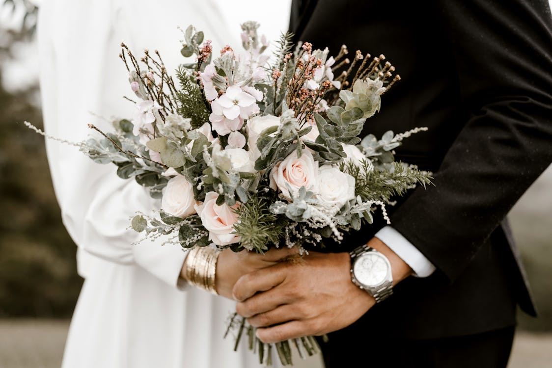新郎和新娘站着鲜花花束 免费素材图片