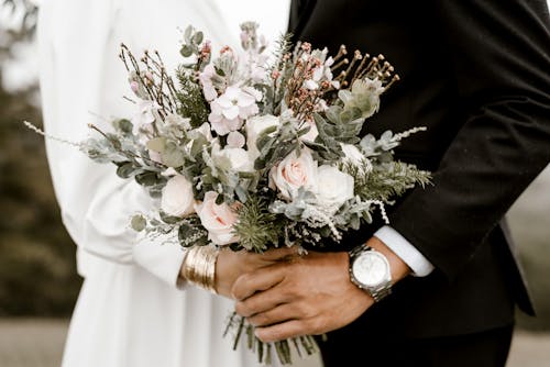免費 新郎和新娘站著鮮花花束 圖庫相片