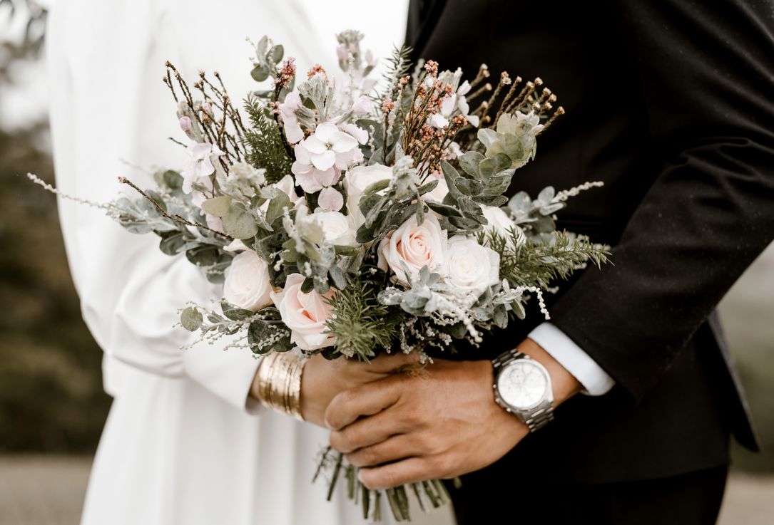 Online dating: starting a conversation on a niche platform