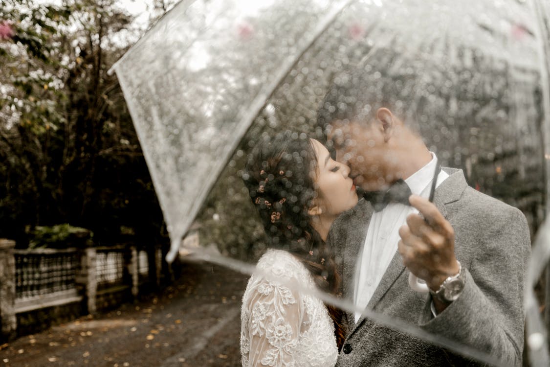 Ücretsiz Çift, öpüyor, Altinda, şemsiye Stok Fotoğraflar
