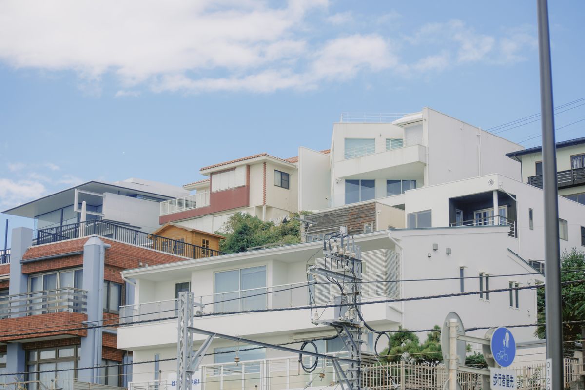 斜面に住宅が重なるように建つ街並み