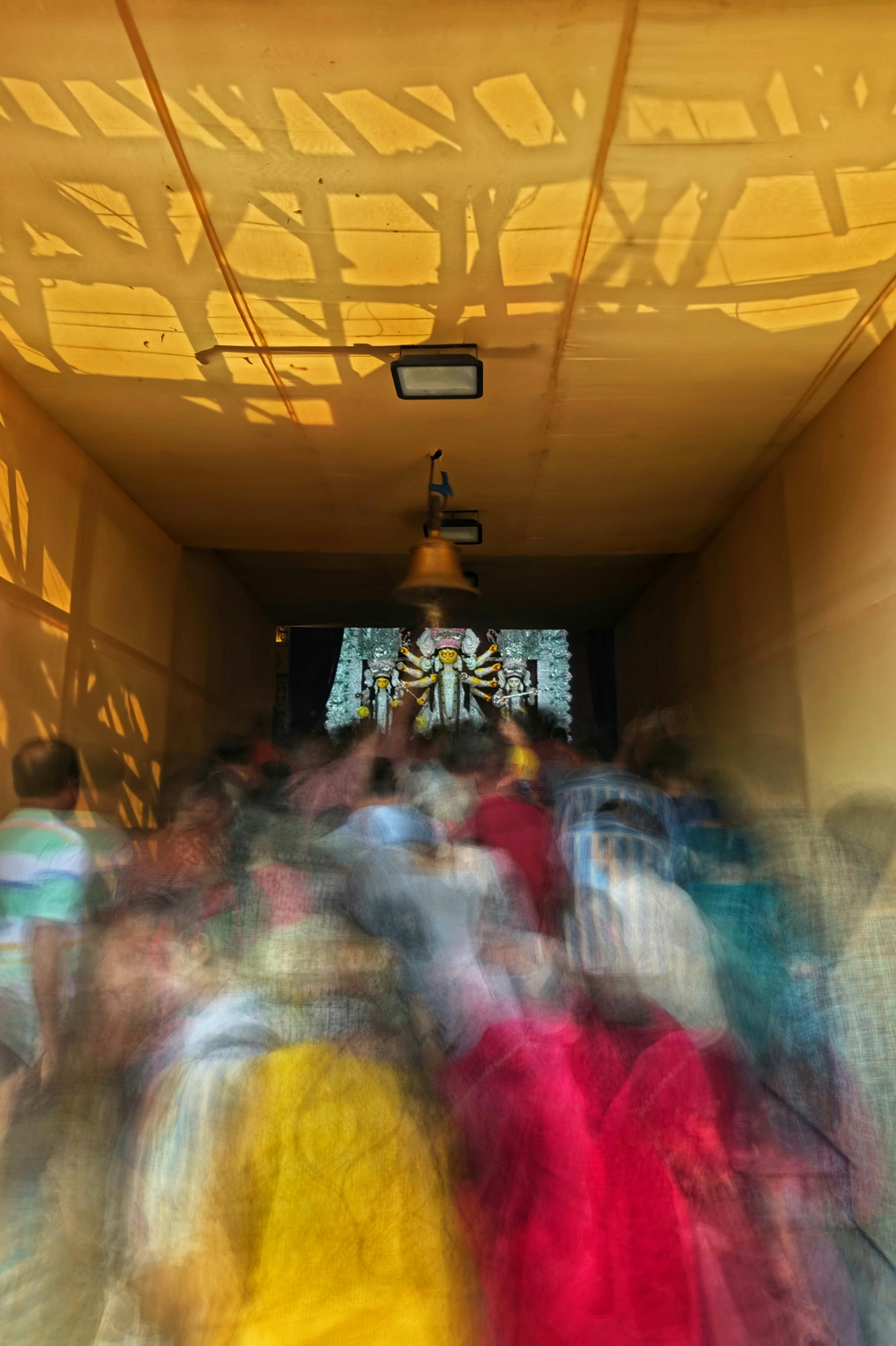 Ücretsiz Kalküta'daki Durga Puja festivalinin enerjisini yansıtan bulanık kalabalık. Stok Fotoğraflar