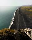 从悬崖上可以欣赏到冰岛黑沙滩的壮丽景色和火山景观