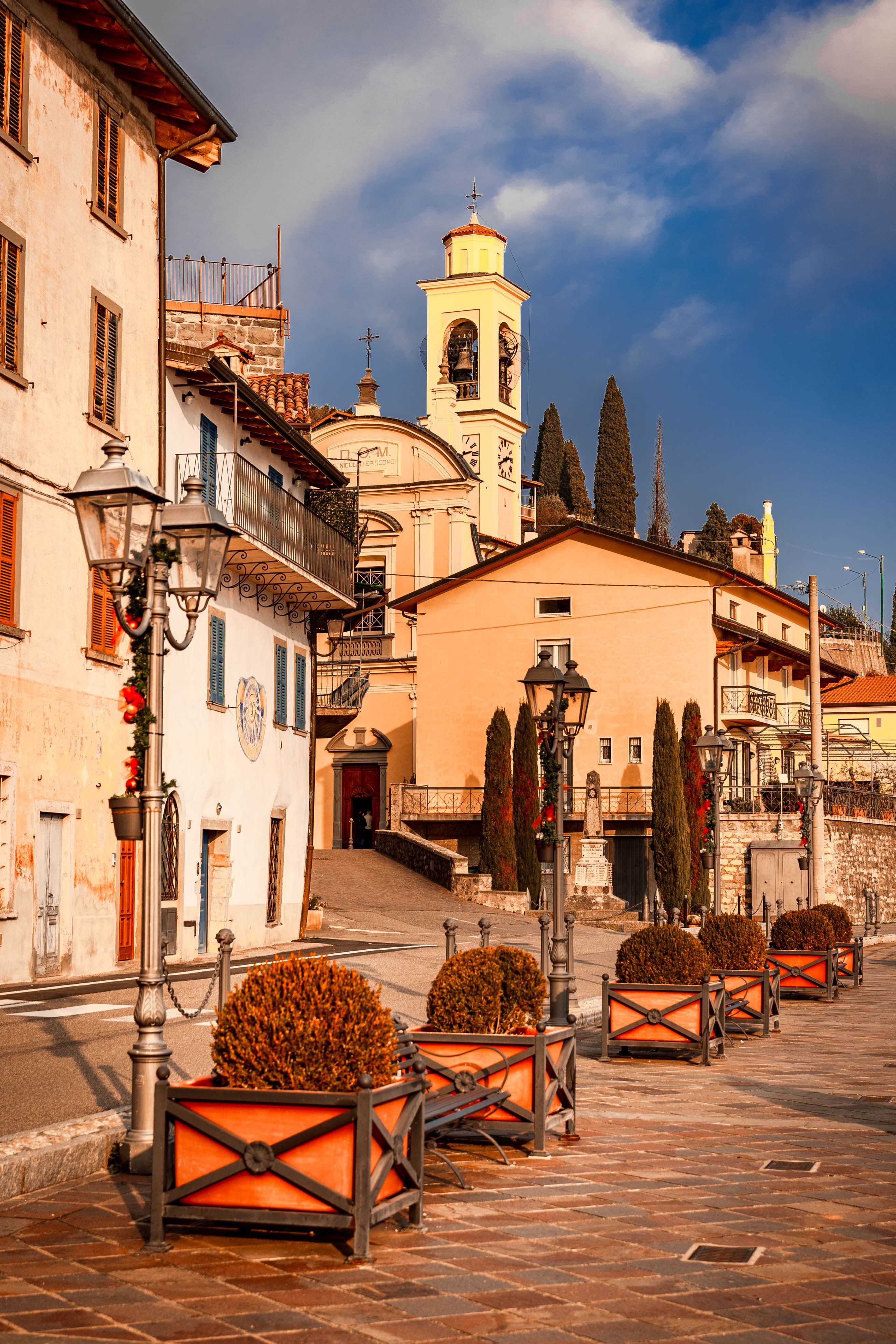 Charming Italian Street with Historic Architecture · Free Stock Photo