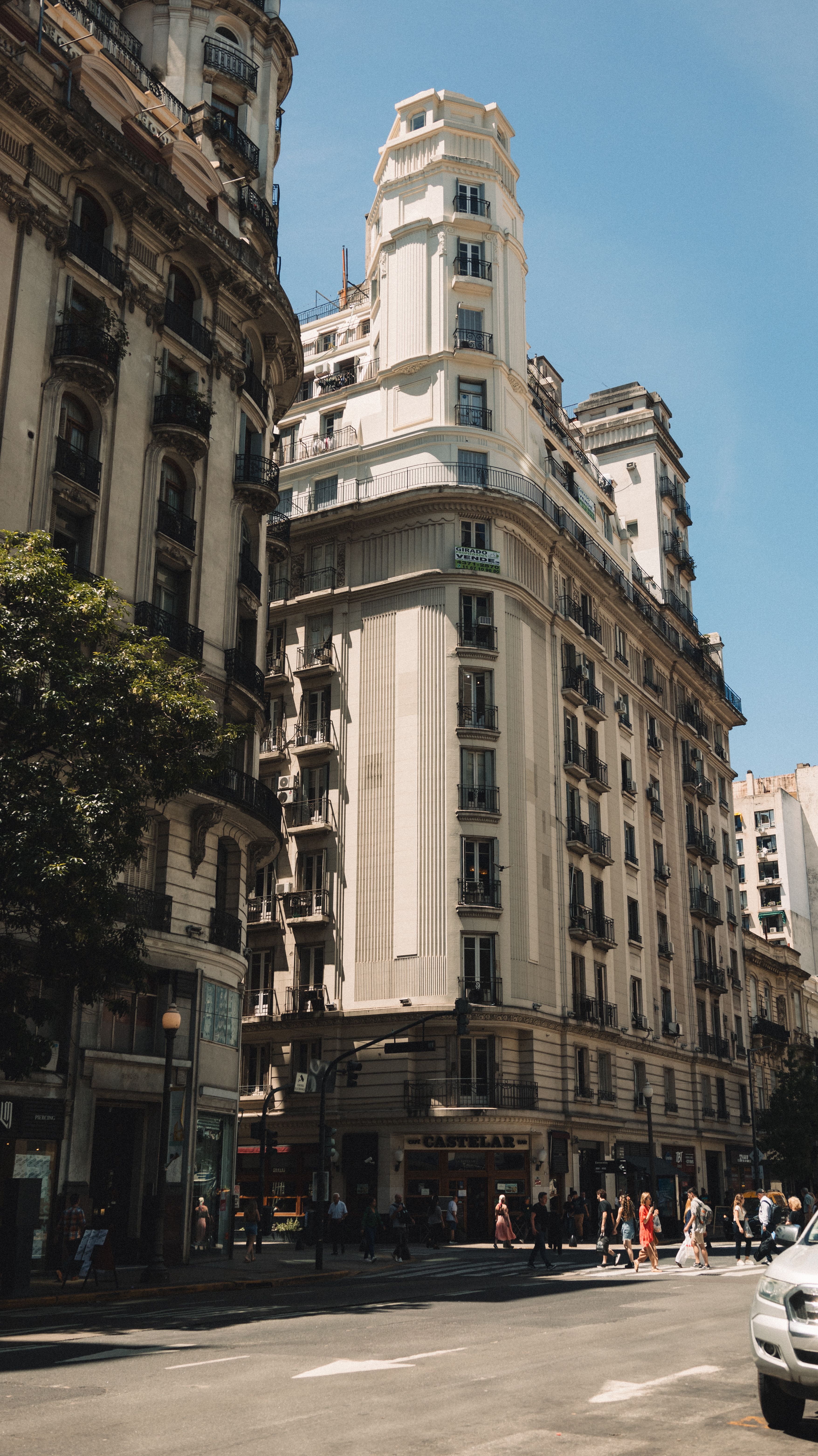 Elegante Edificio Histórico En La Calle Buenos Aires · Foto de stock ...